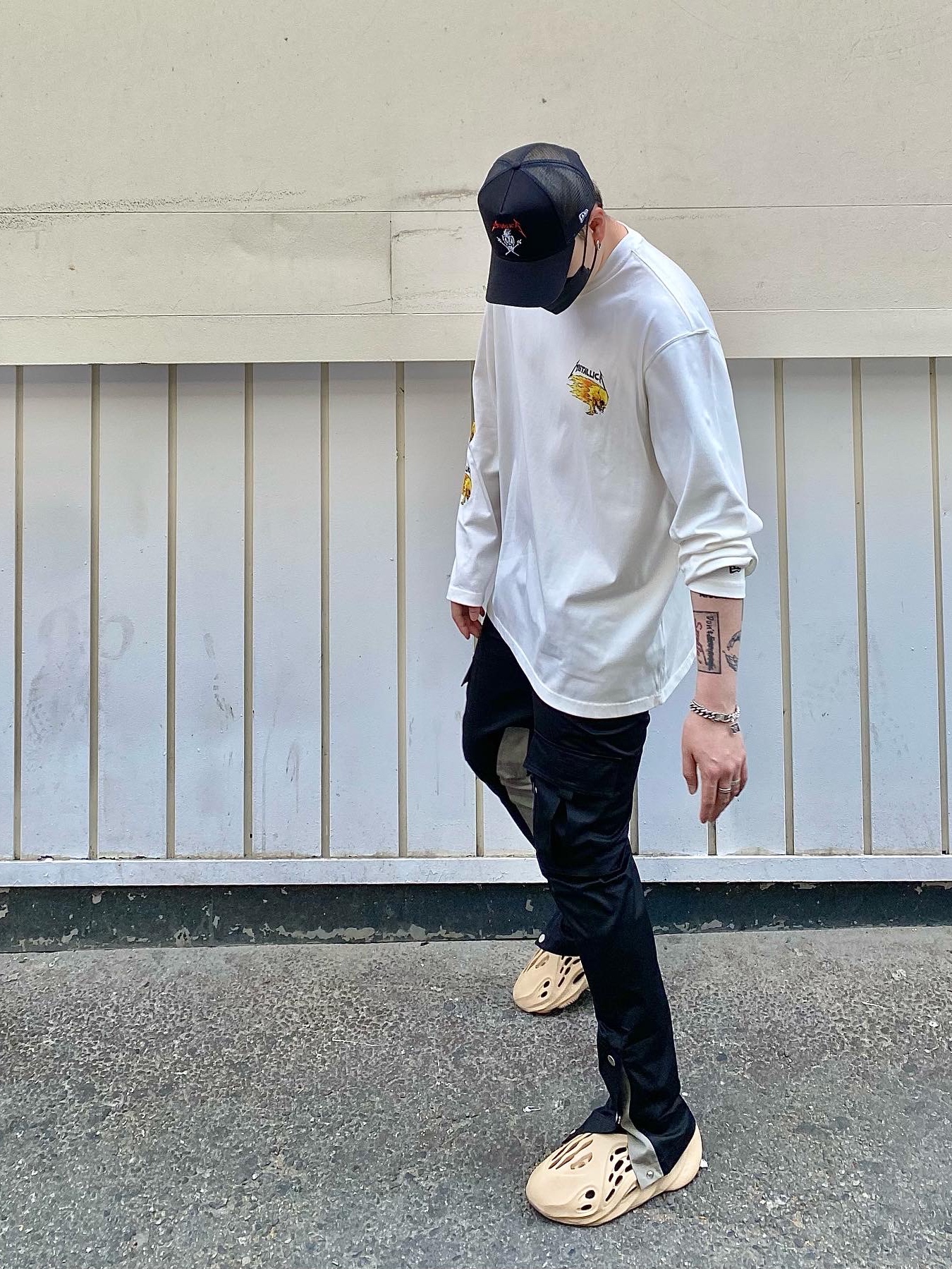 Adidas Yeezy Foam RNNR Ochre 착용 스타일 - 1