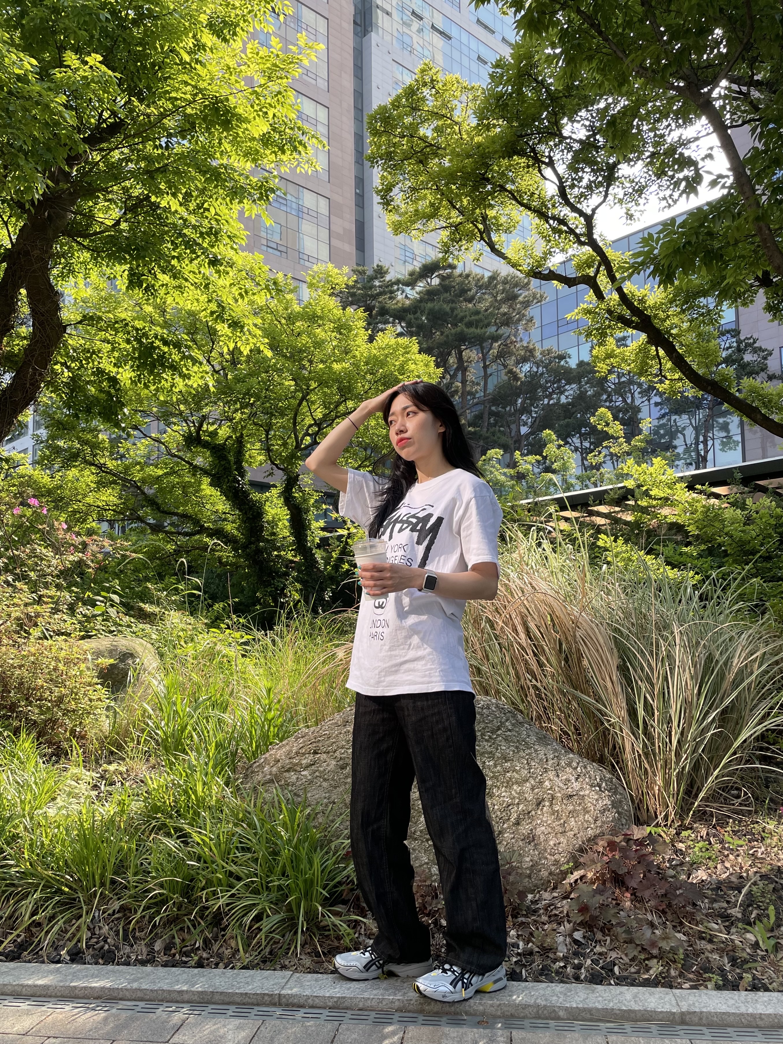 Stussy World Tour T-Shirt White, Asics Gel-1090 Mid Grey Black 착용 스타일