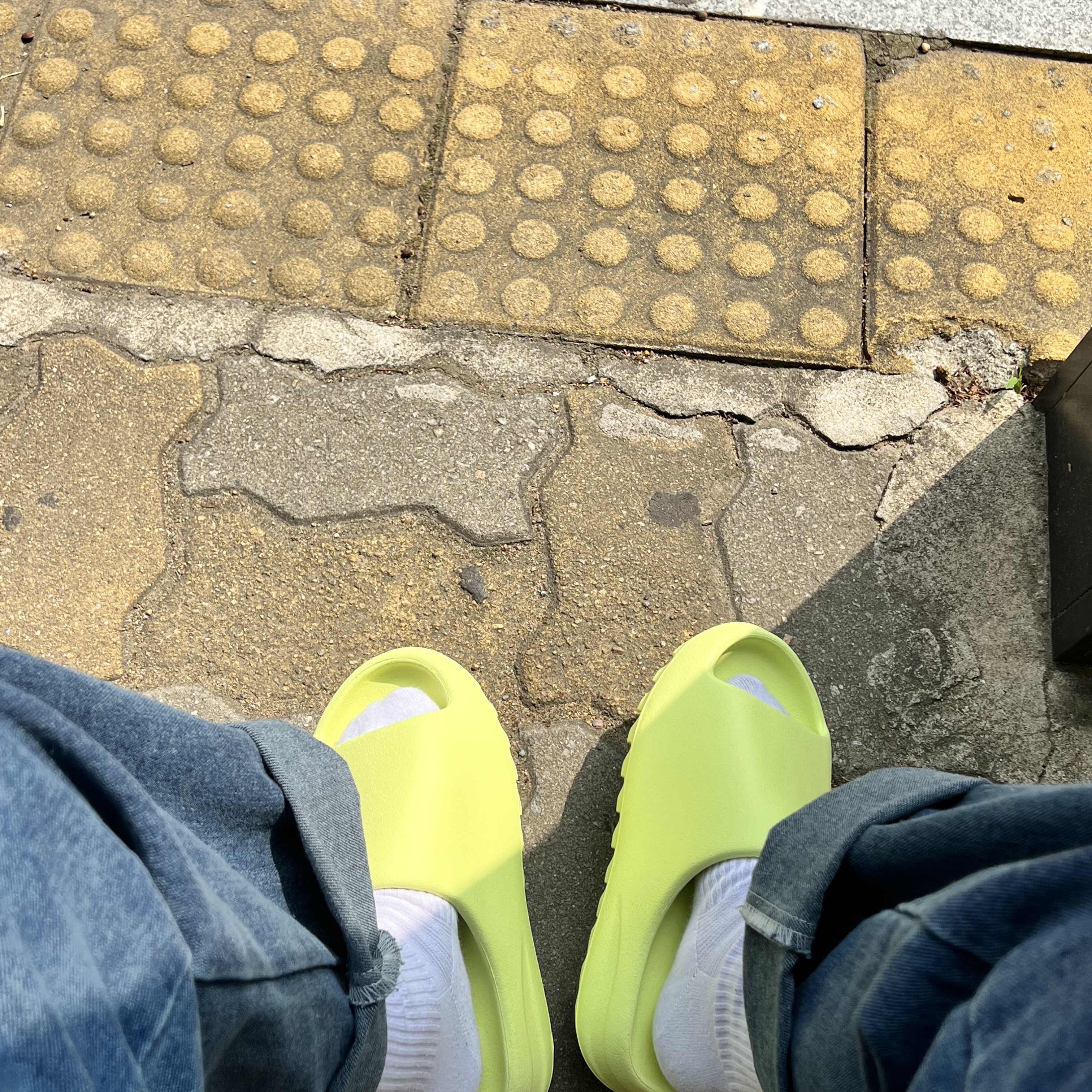 Adidas Yeezy Slide Glow Green 2022/2023 착용 스타일