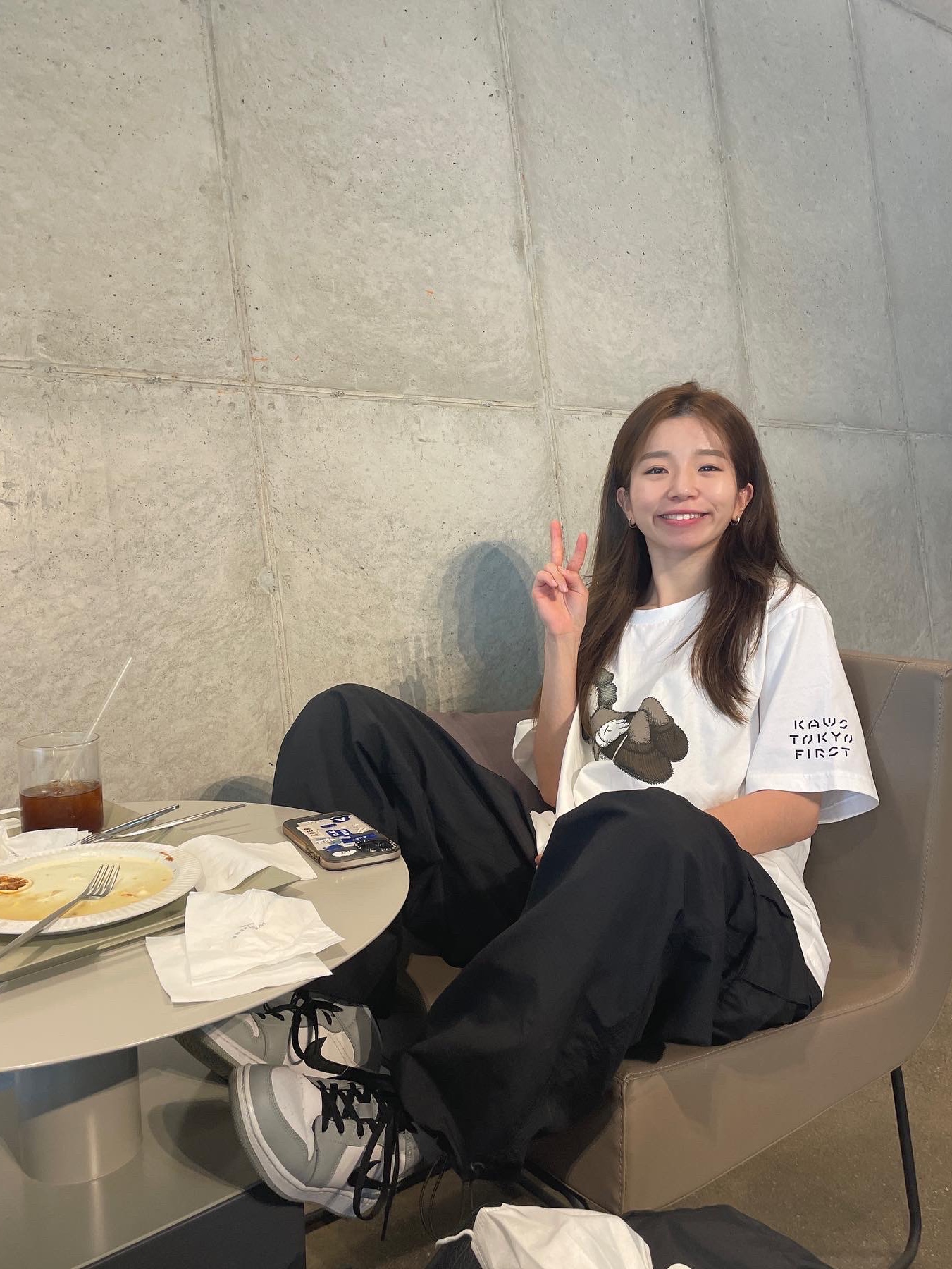 Uniqlo x Kaws Tokyo First T-Shirt White - JP, (GS) Jordan 1 Mid Light Smoke Grey 착용 스타일 - 2