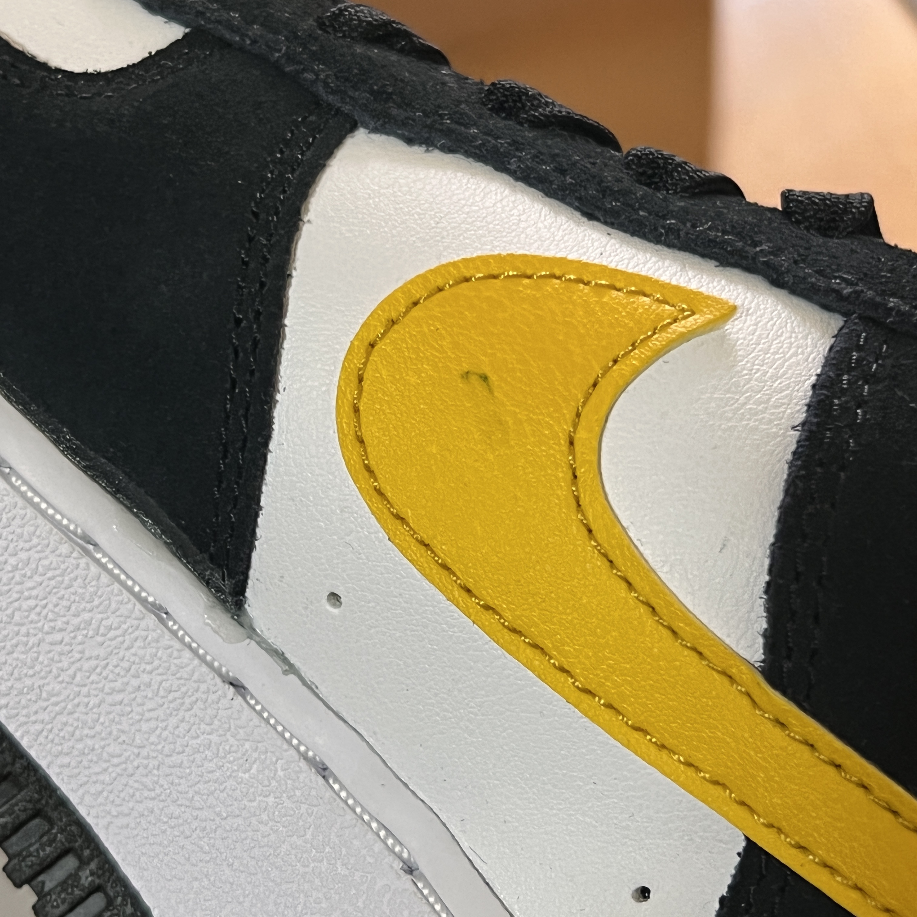 Nike Air Force 1 '07 LV8 Athletic Club Black Dark Sulfur 착용 스타일