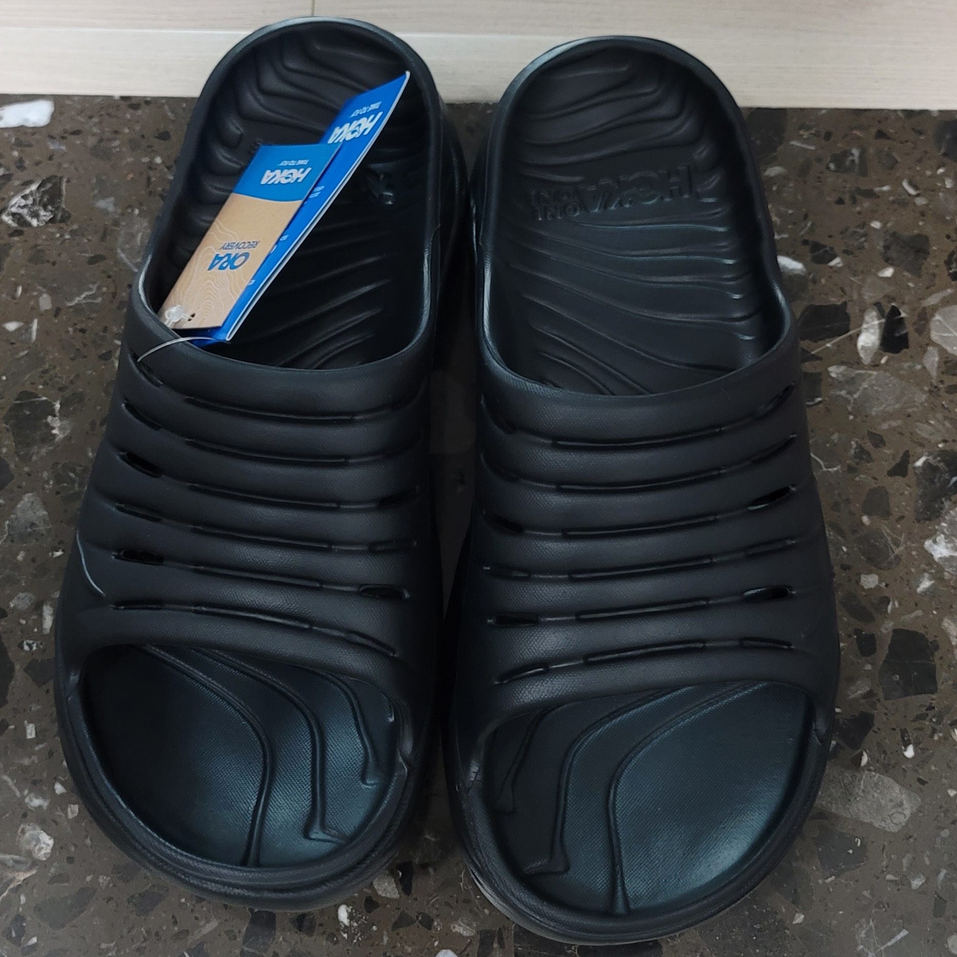 Hoka Ora Recovery Slide Black 착용 스타일