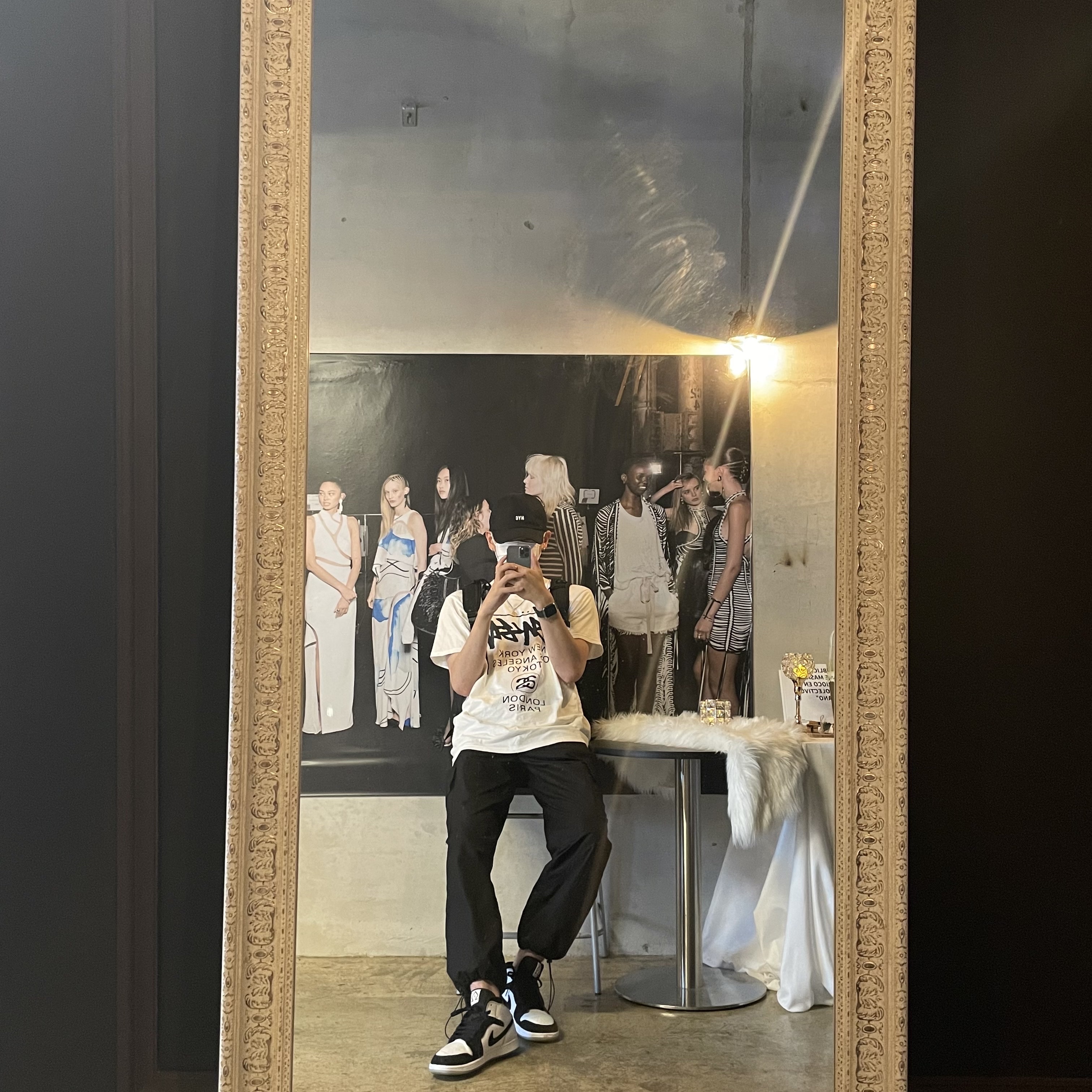 Stussy World Tour T-Shirt White, Jordan 1 Mid SE Diamond 착용 스타일 - 2