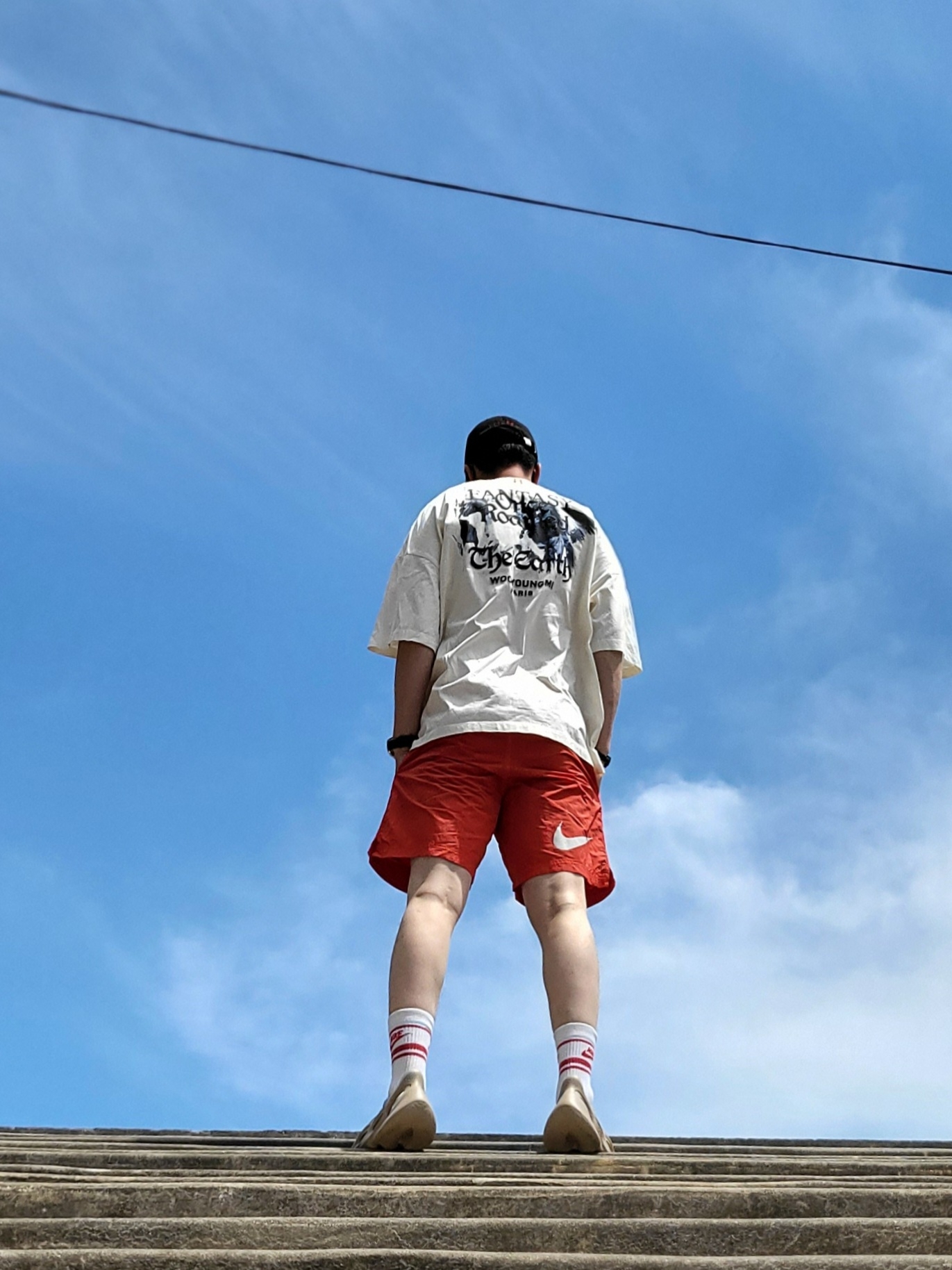 Adidas Yeezy Foam RNNR Mist, Nike x Stussy Water Shorts Habanero Red 착용 스타일 - 1