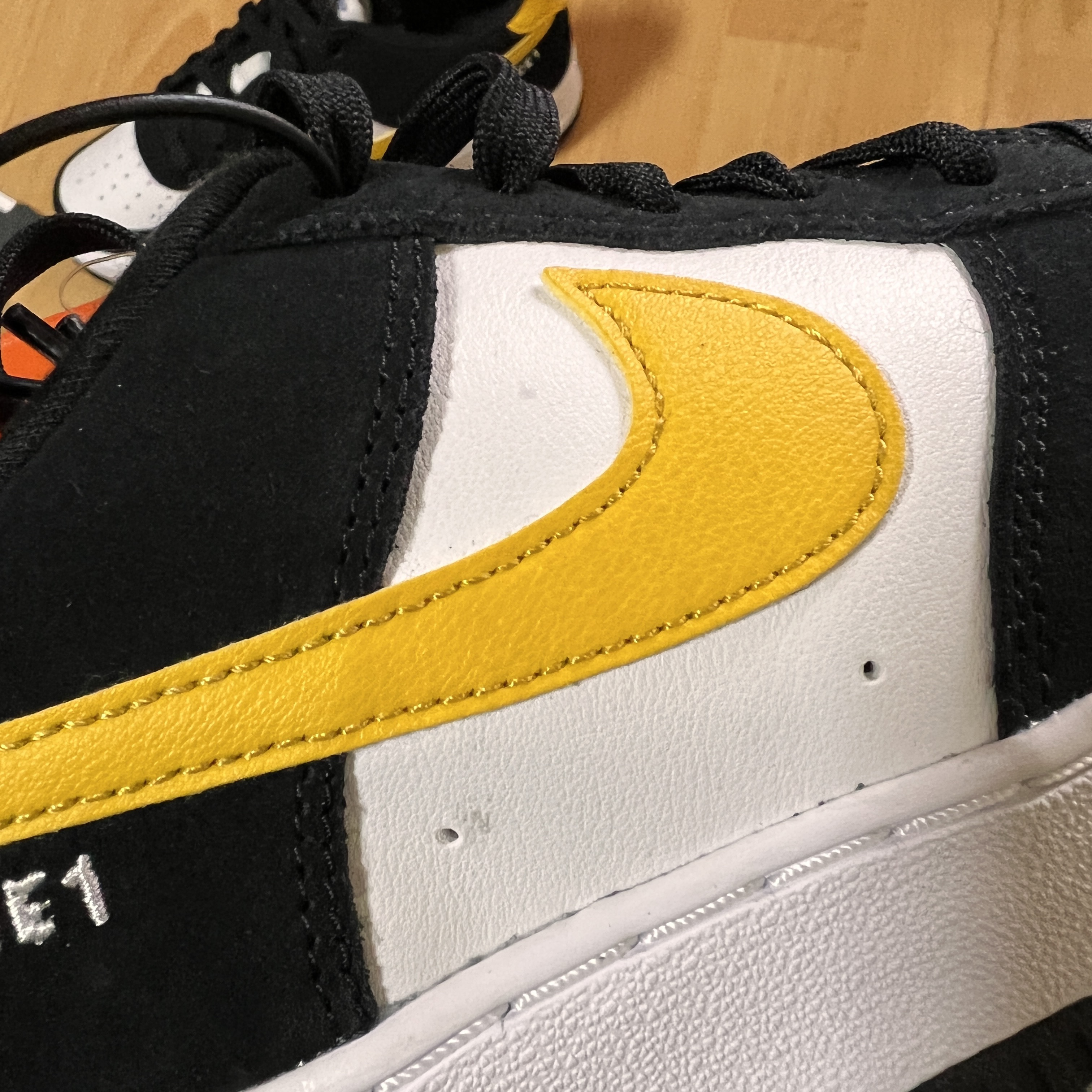 Nike Air Force 1 '07 LV8 Athletic Club Black Dark Sulfur 착용 스타일 - 2