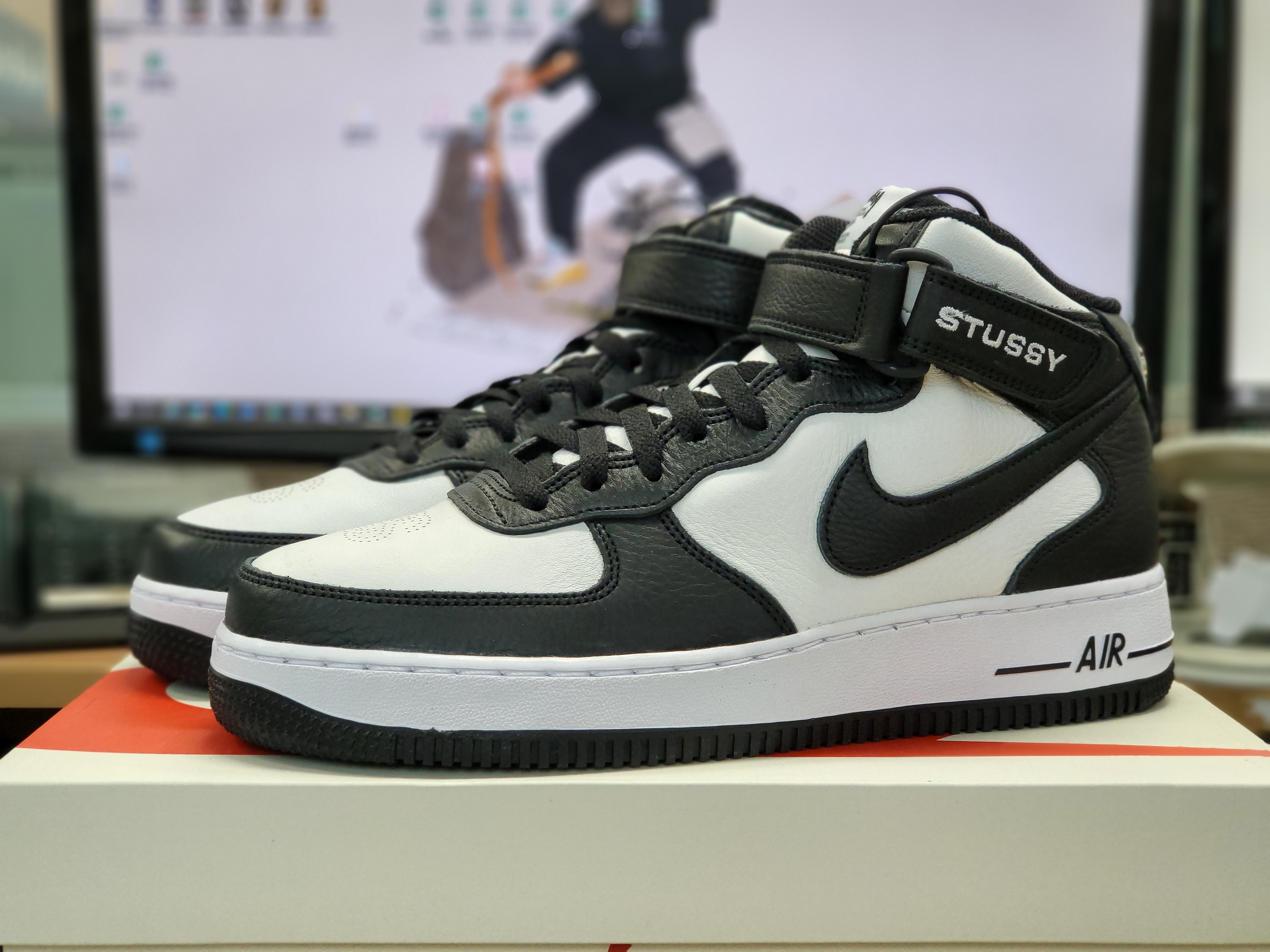 Nike x Stussy Air Force 1 '07 Mid SP Black and Light Bone 착용 스타일