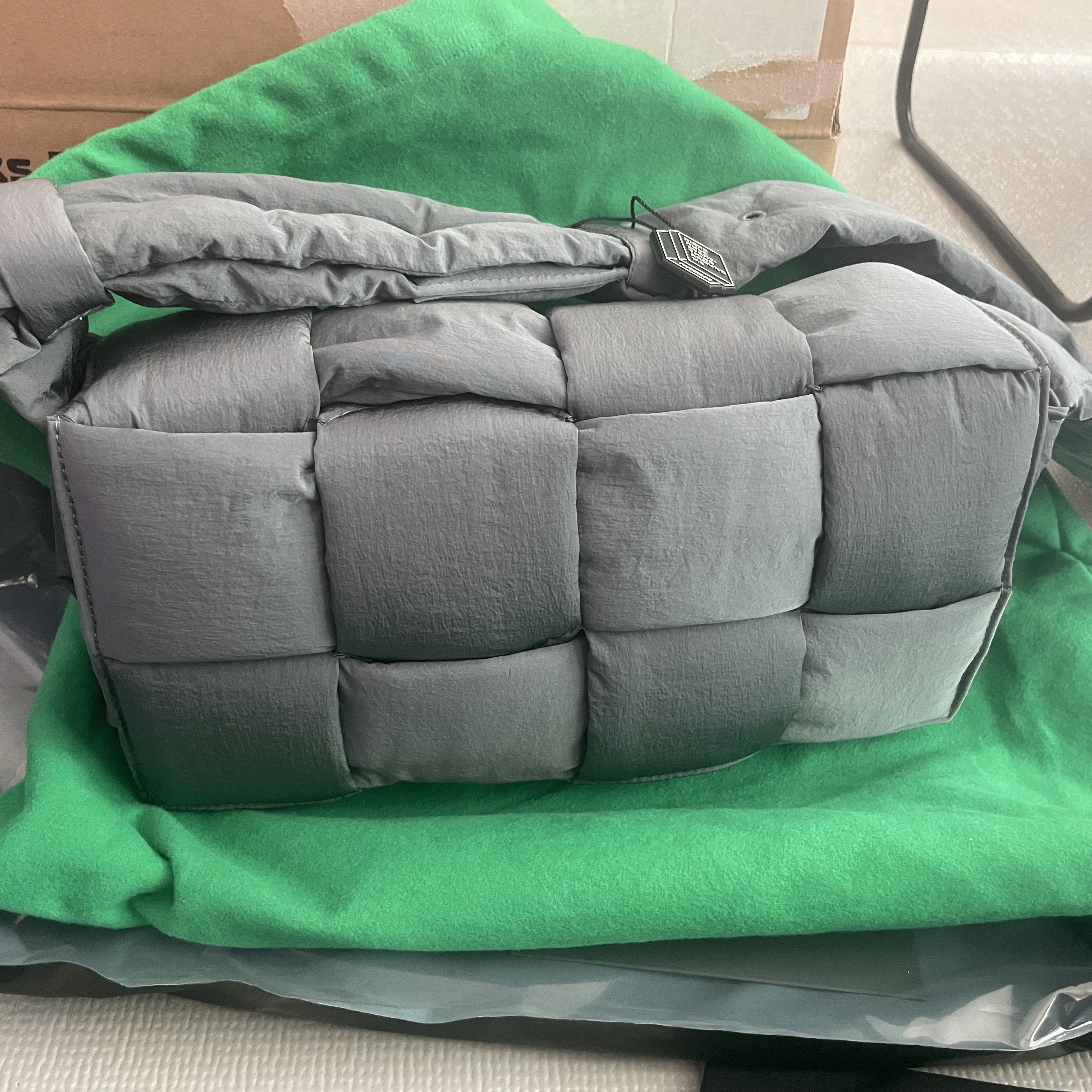 Bottega Veneta Padded Tech Cassette Thunder 착용 스타일 - 3