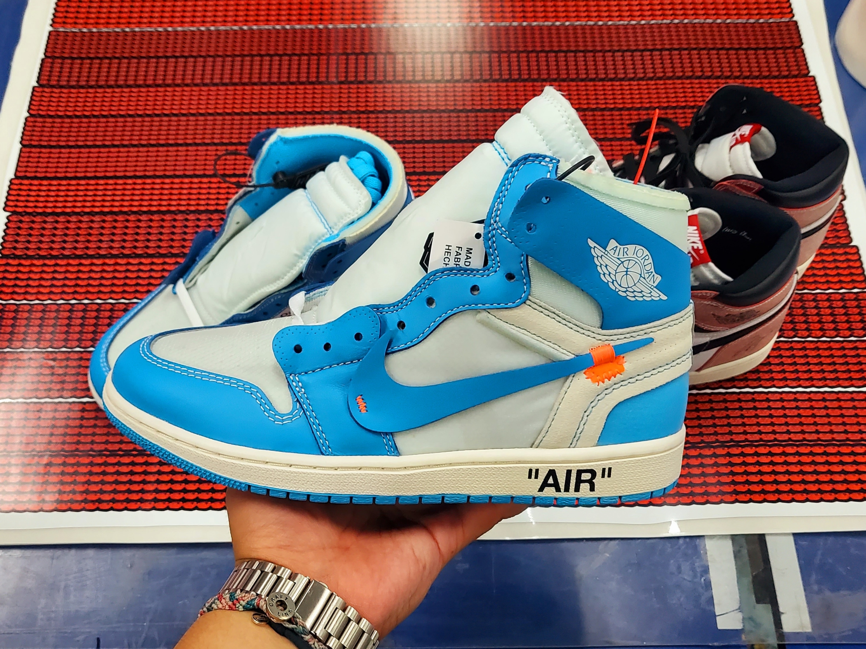 Jordan 1 x Off-White Retro High University Blue, Jordan 1 x Trophy Room Retro High OG SP Chicago 착용 스타일 - 1