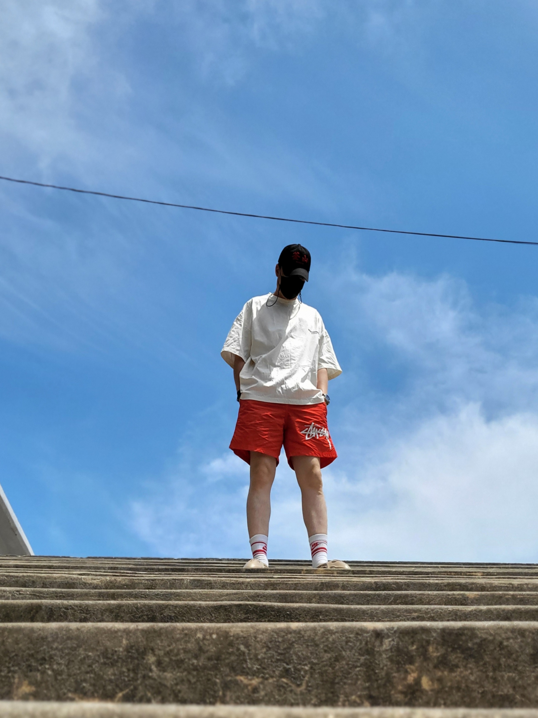 Adidas Yeezy Foam RNNR Mist, Nike x Stussy Water Shorts Habanero Red 착용 스타일 - 3