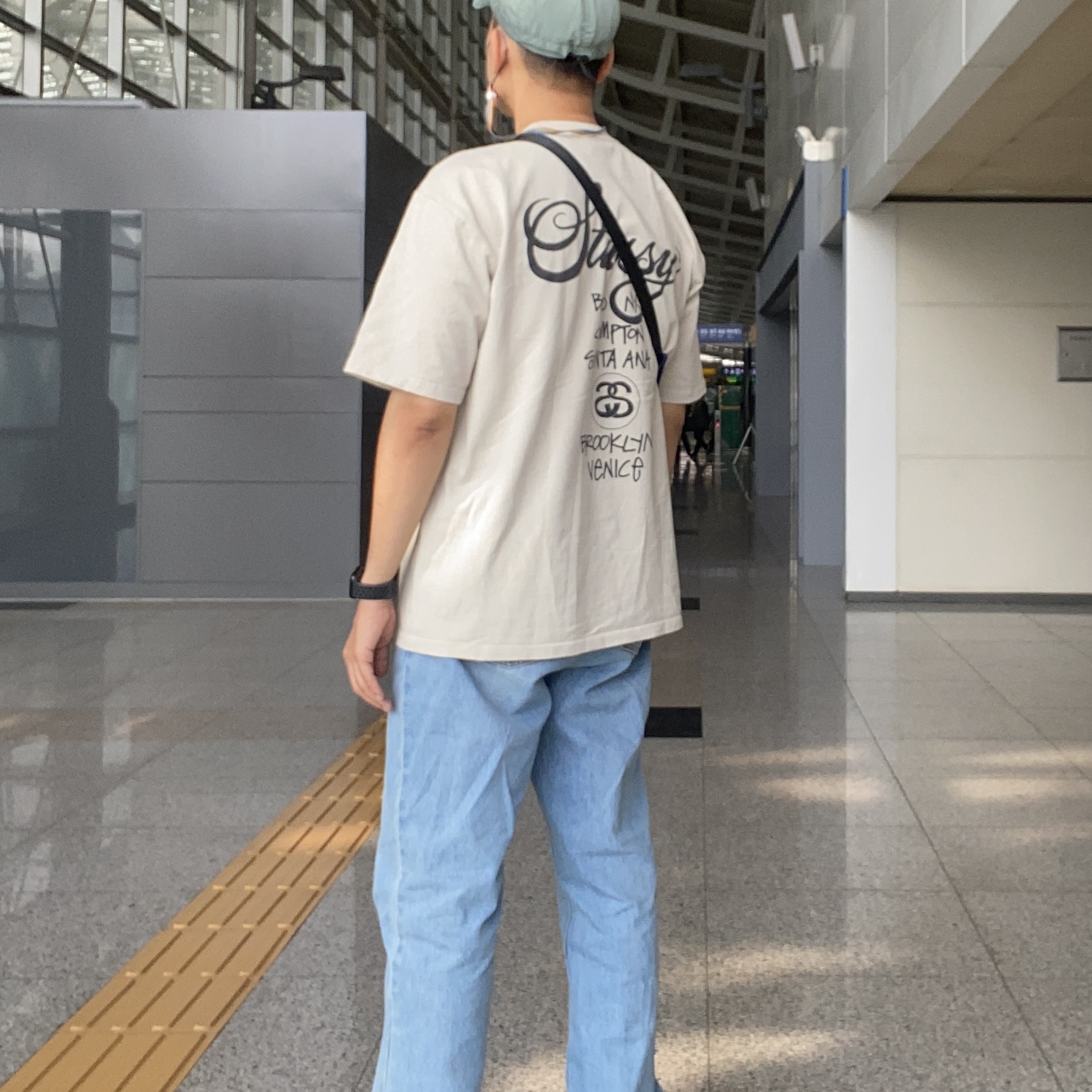 Stussy World Tour T-Shirt Smoke 착용 스타일