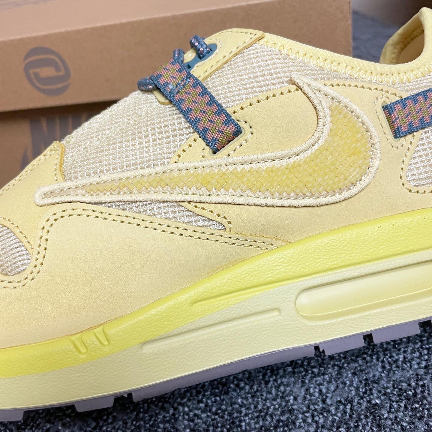 Nike x Travis Scott Air Max 1 Cact.us Gold 착용 스타일 - 5