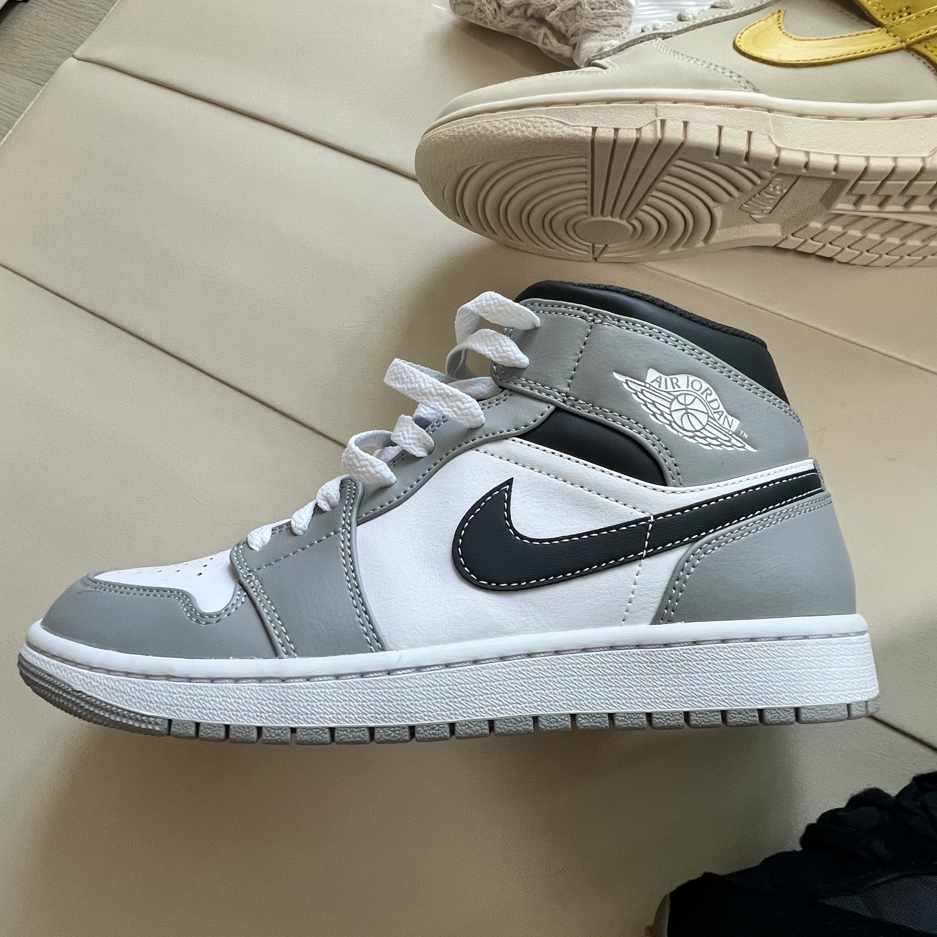Darkr8m Studio Upside Down Black Logo Cap, Nike x Sacai VaporWaffle Black and Gum 착용 스타일 - 3