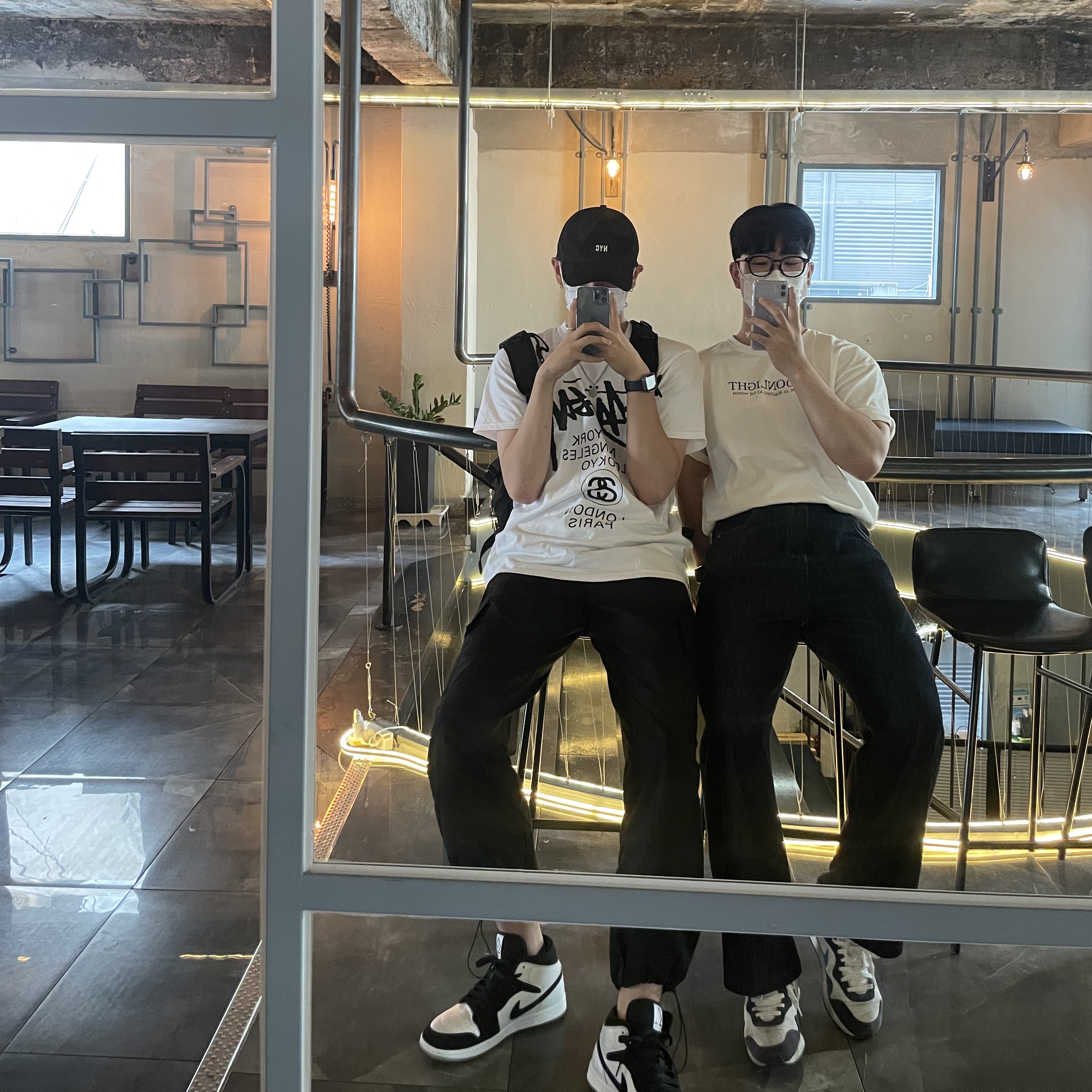 Stussy World Tour T-Shirt White, Jordan 1 Mid SE Diamond 착용 스타일 - 1