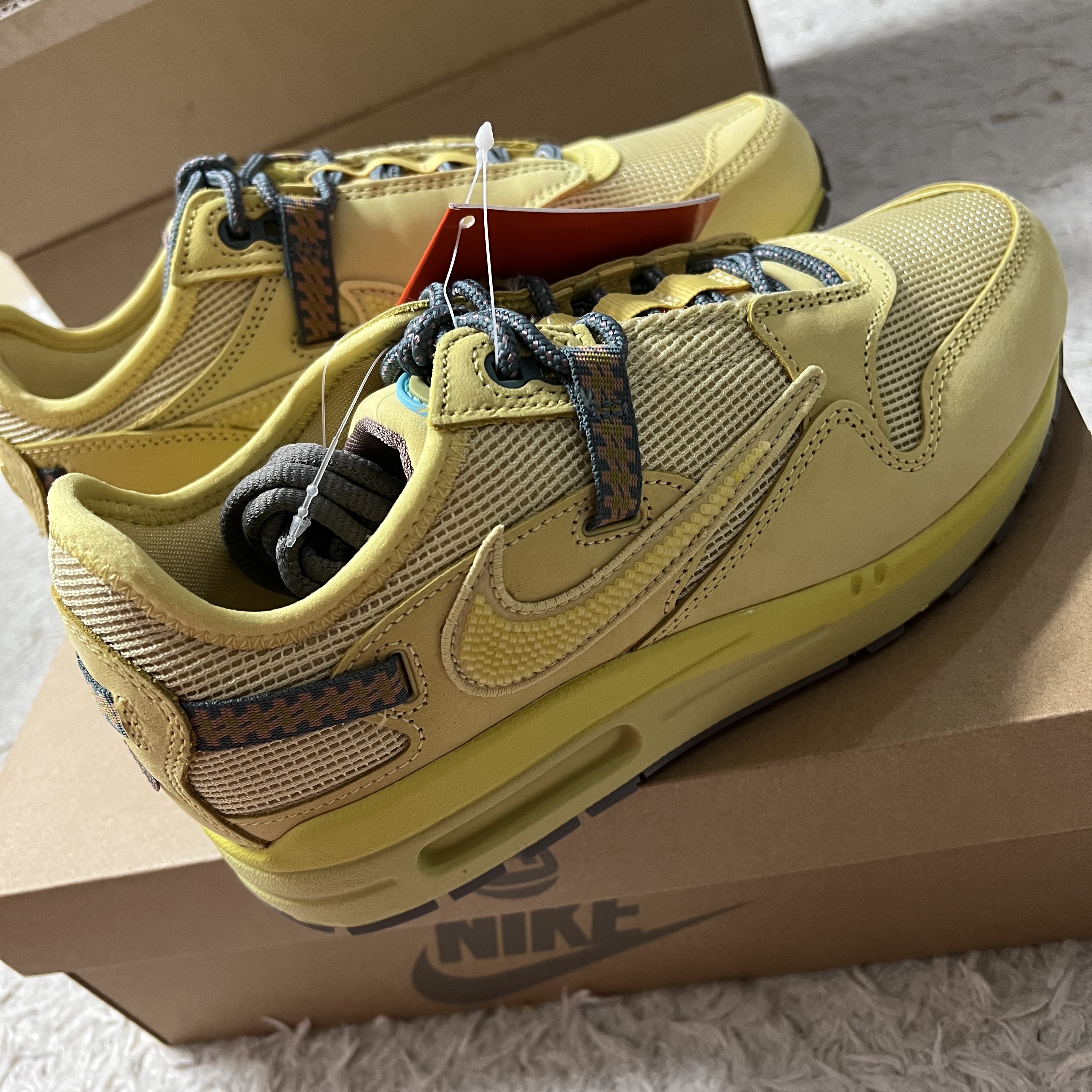 Nike x Travis Scott Air Max 1 Cact.us Gold 착용 스타일