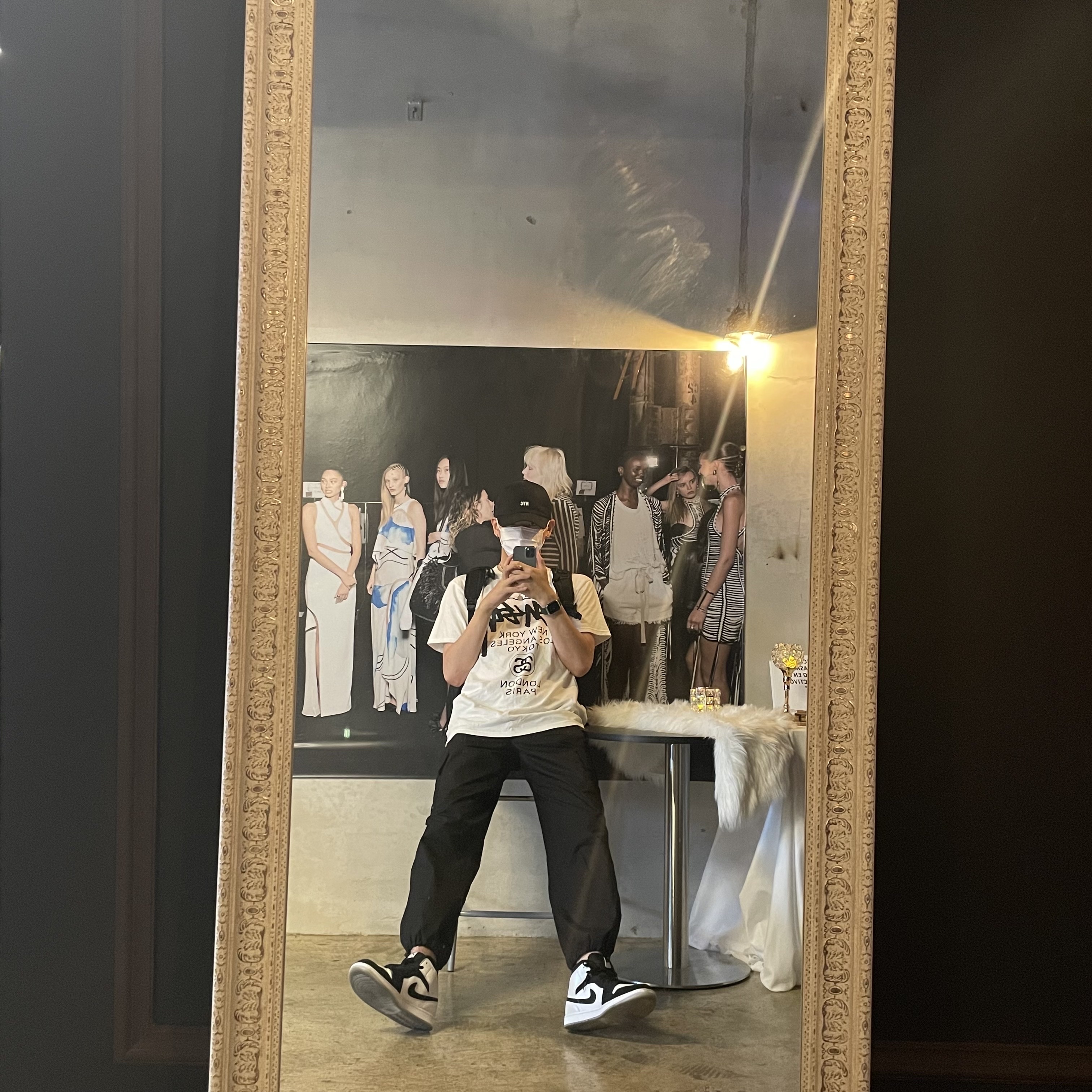 Stussy World Tour T-Shirt White, Jordan 1 Mid SE Diamond 착용 스타일 - 4