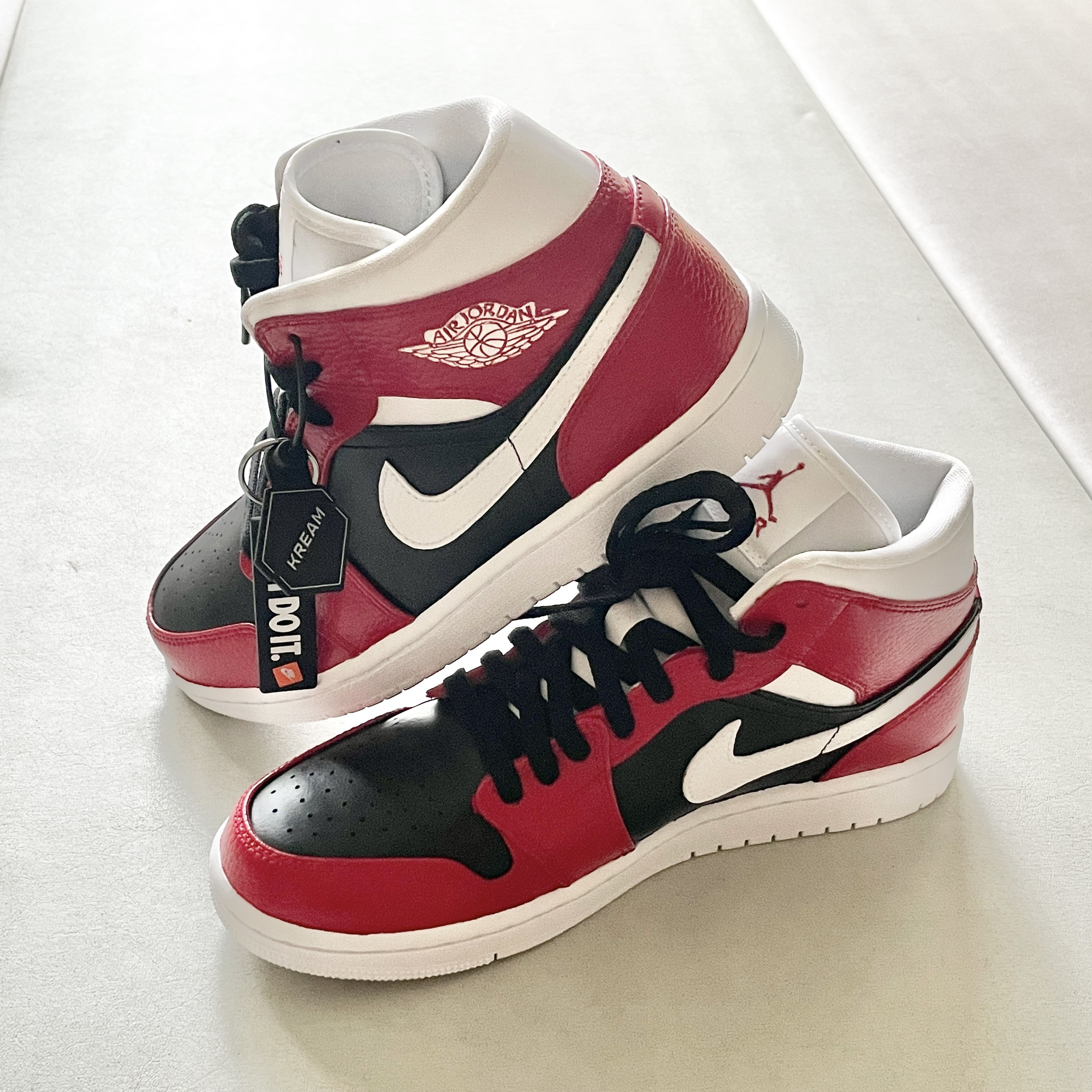 Jordan 1 Mid Triple White, (W) Jordan 1 Mid Gym Red Black 착용 스타일 - 5