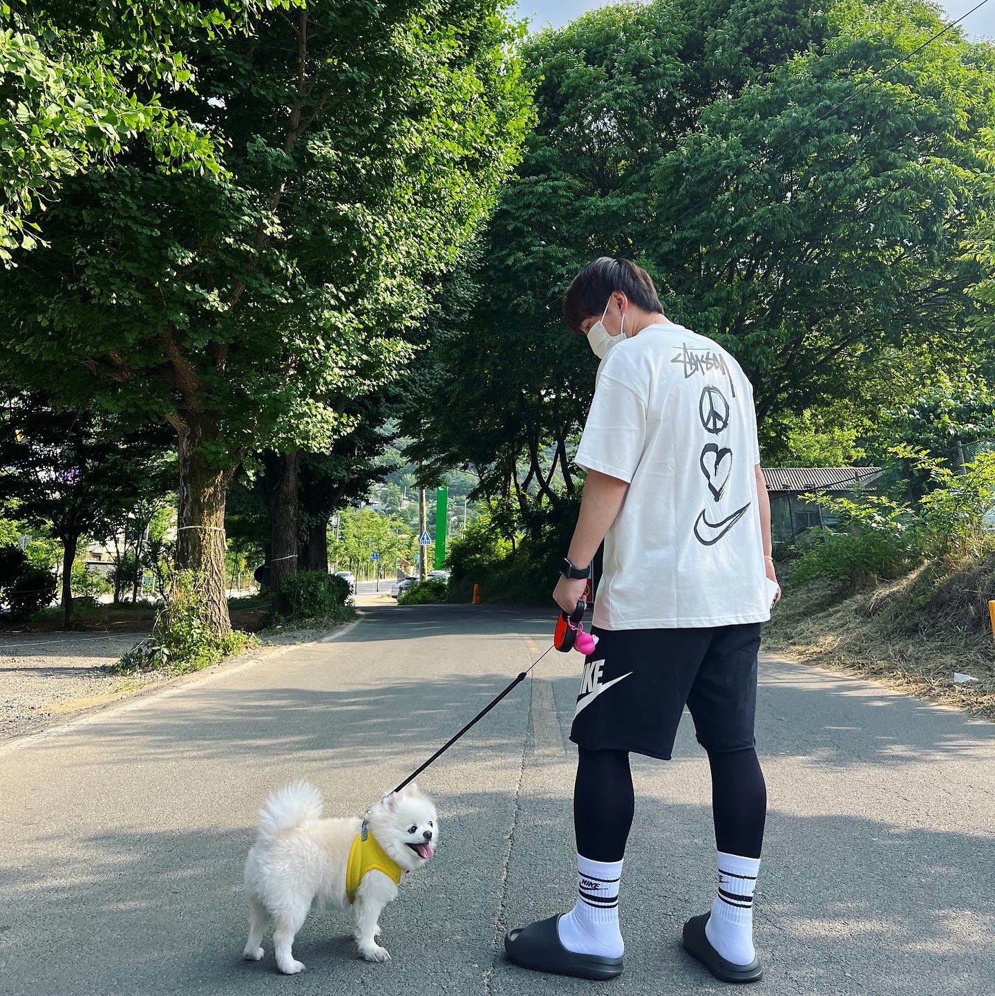 Nike x Stussy NRG RA T-Shirt Summit White (DM4942-121), Adidas Yeezy Slide Onyx 착용 스타일