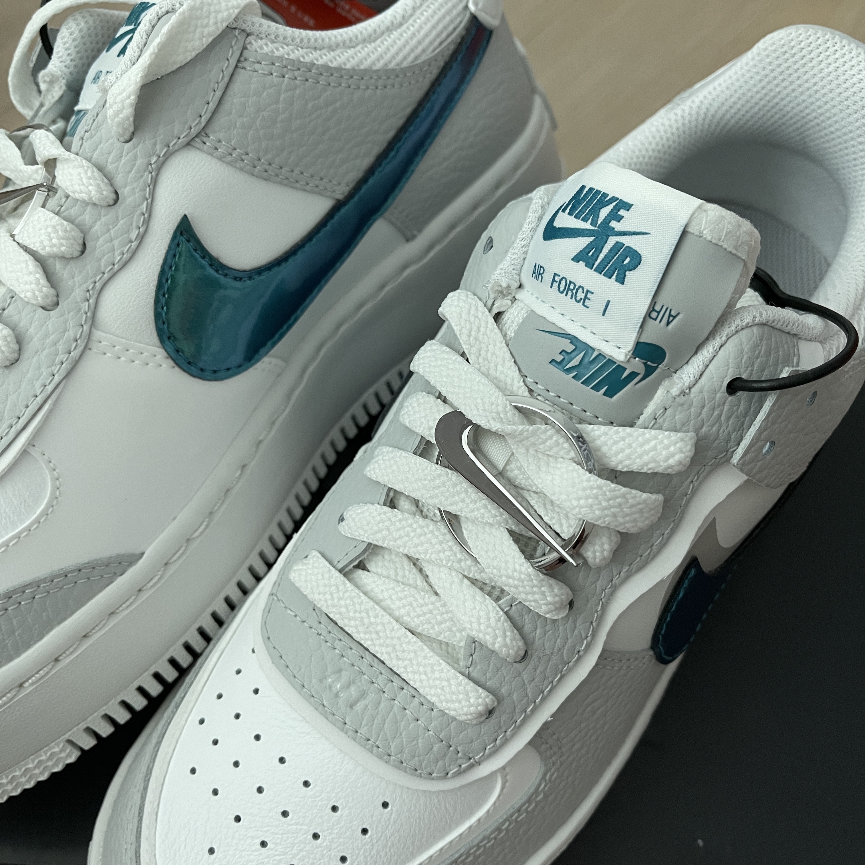 (W) Nike Air Force 1 Shadow Grey Fog Bright Spruce 착용 스타일 - 1