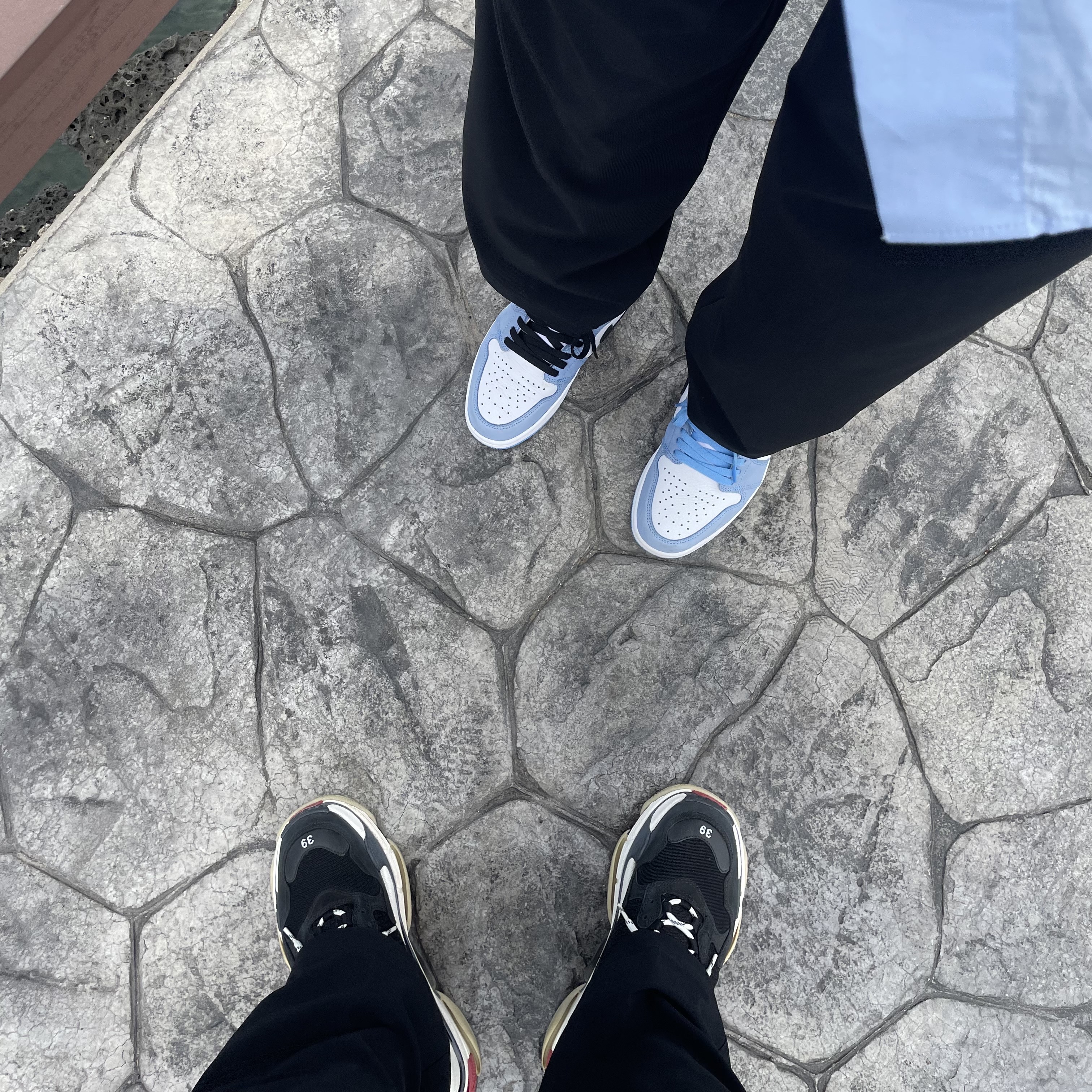 Balenciaga Triple S Trainer Black White Red 2018, Jordan 1 Retro High OG University Blue 착용 스타일