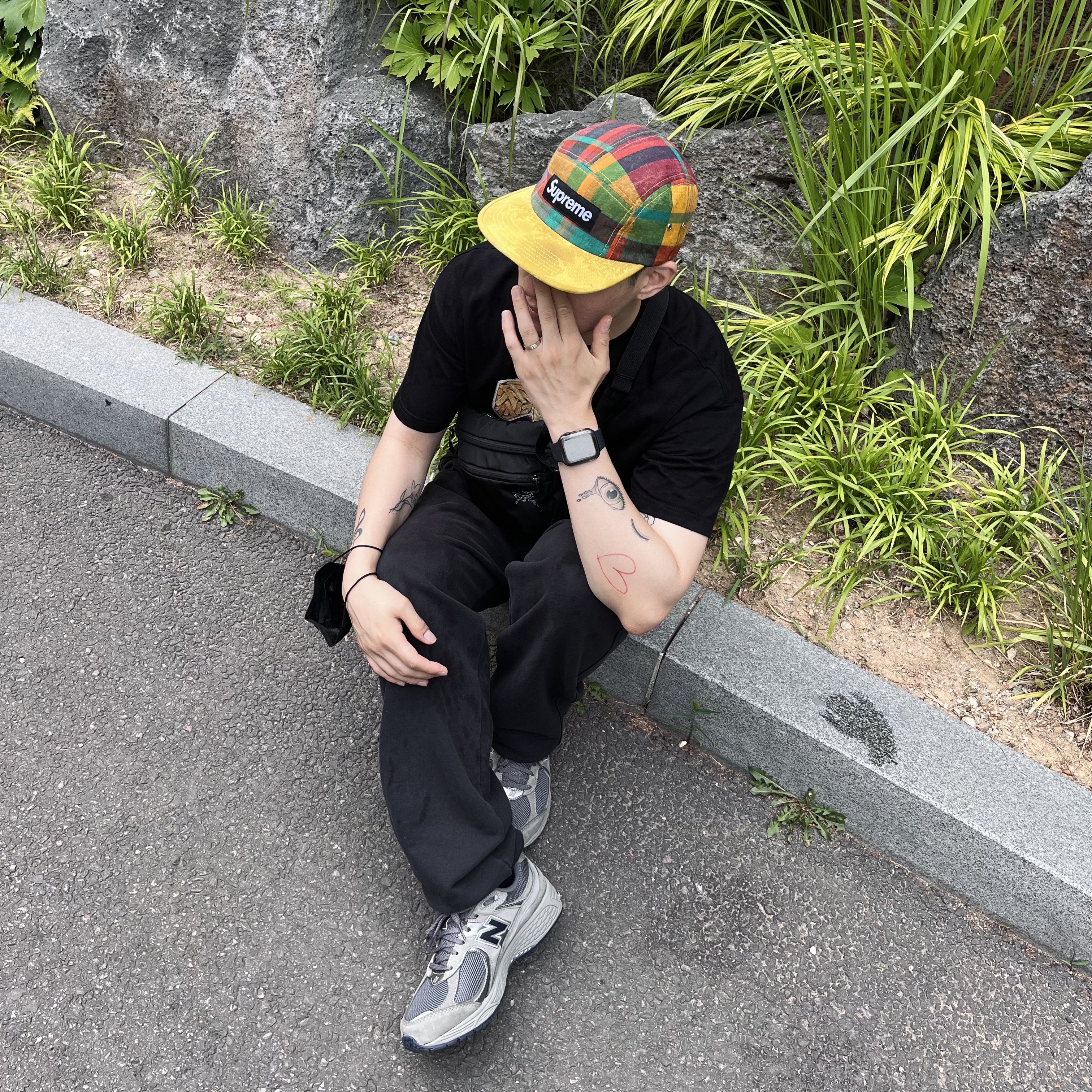 New Balance 2002R Gray, Apple Watch Nike SE 44mm GPS Space Gray Aluminum Case with Nike Sport Band Anthracite Black (Korean Ver.) 착용 스타일