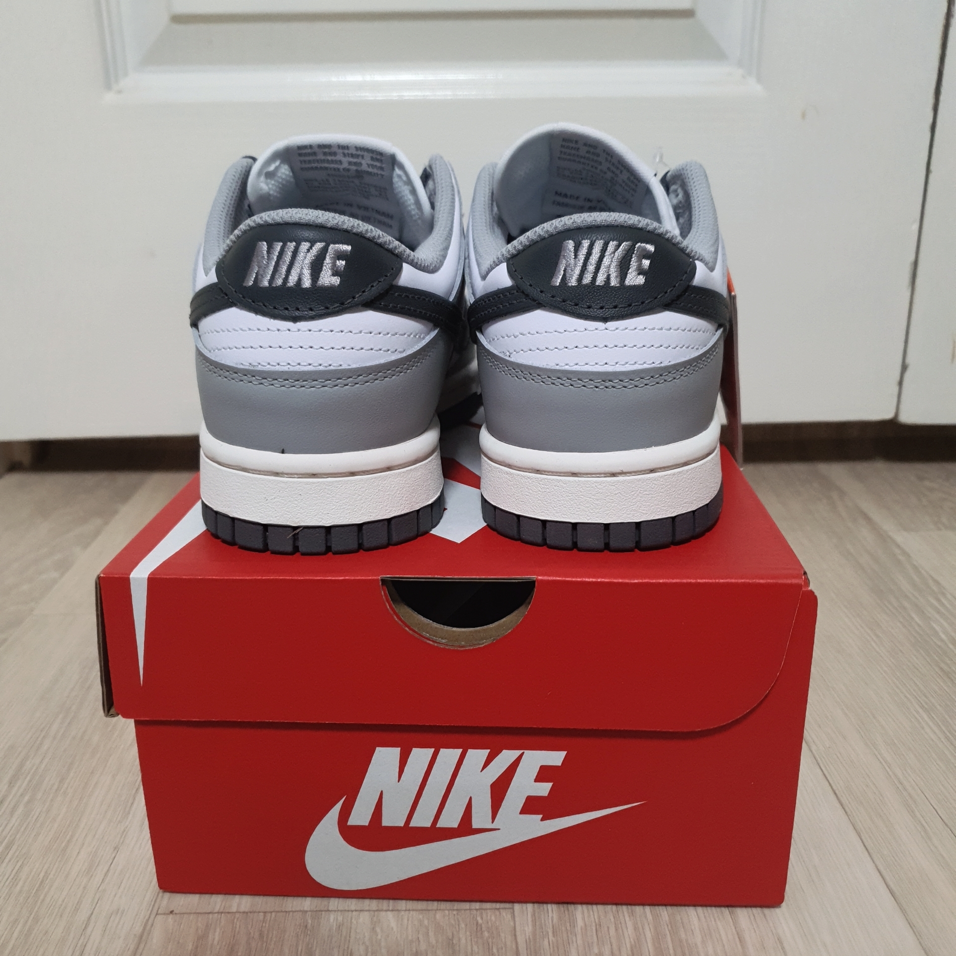 (W) Nike Dunk Low Light Smoke Grey 착용 스타일 - 3