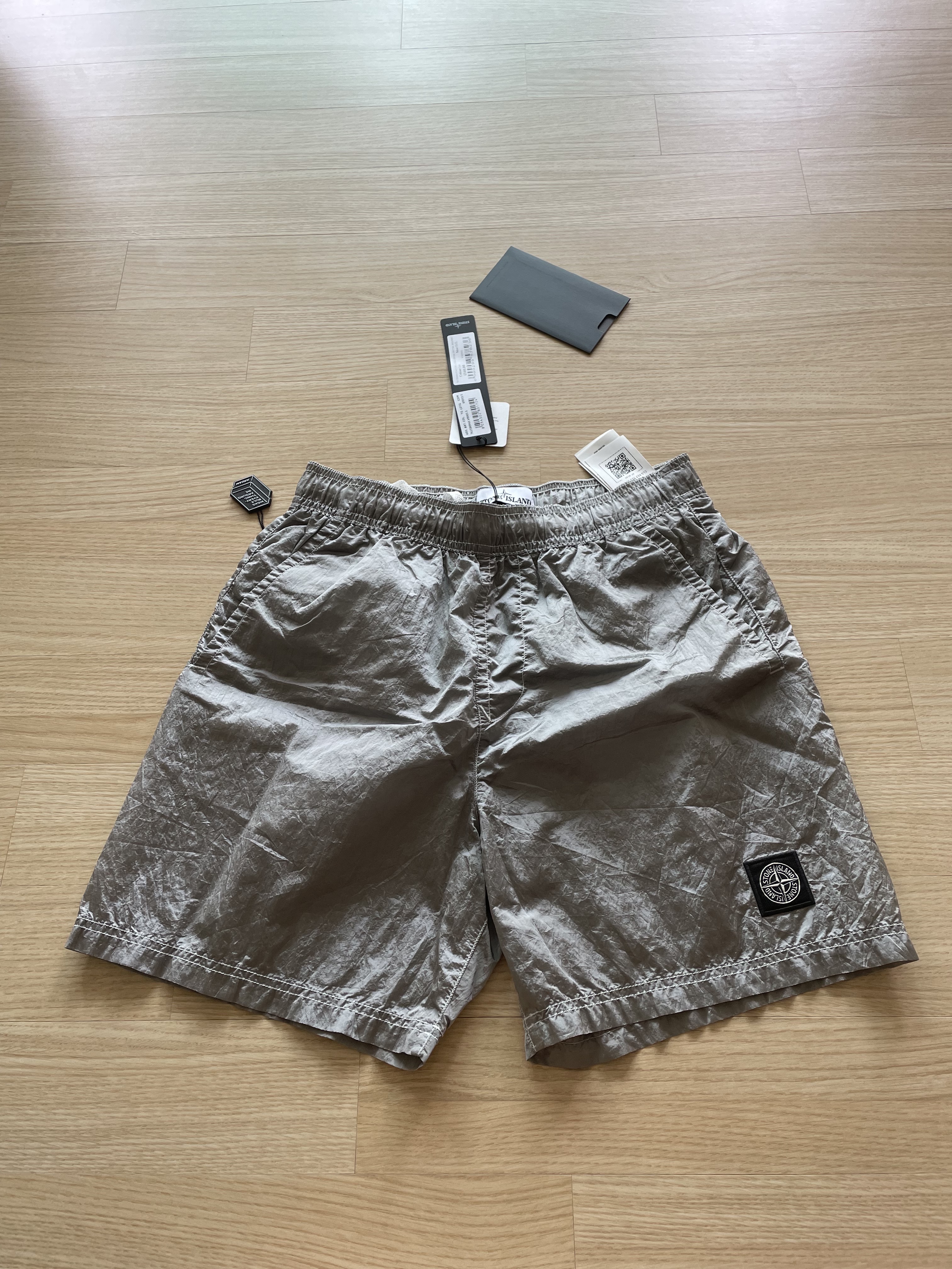 Stone Island B0943 Nylon Metal Swimming Trunk Ice - 22SS 착용 스타일