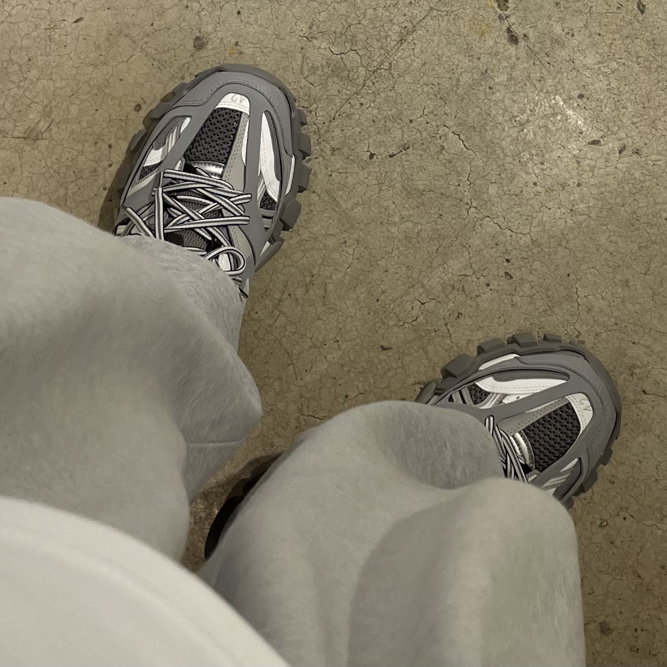 Balenciaga Track Sneakers Grey White 2019 착용 스타일 - 1