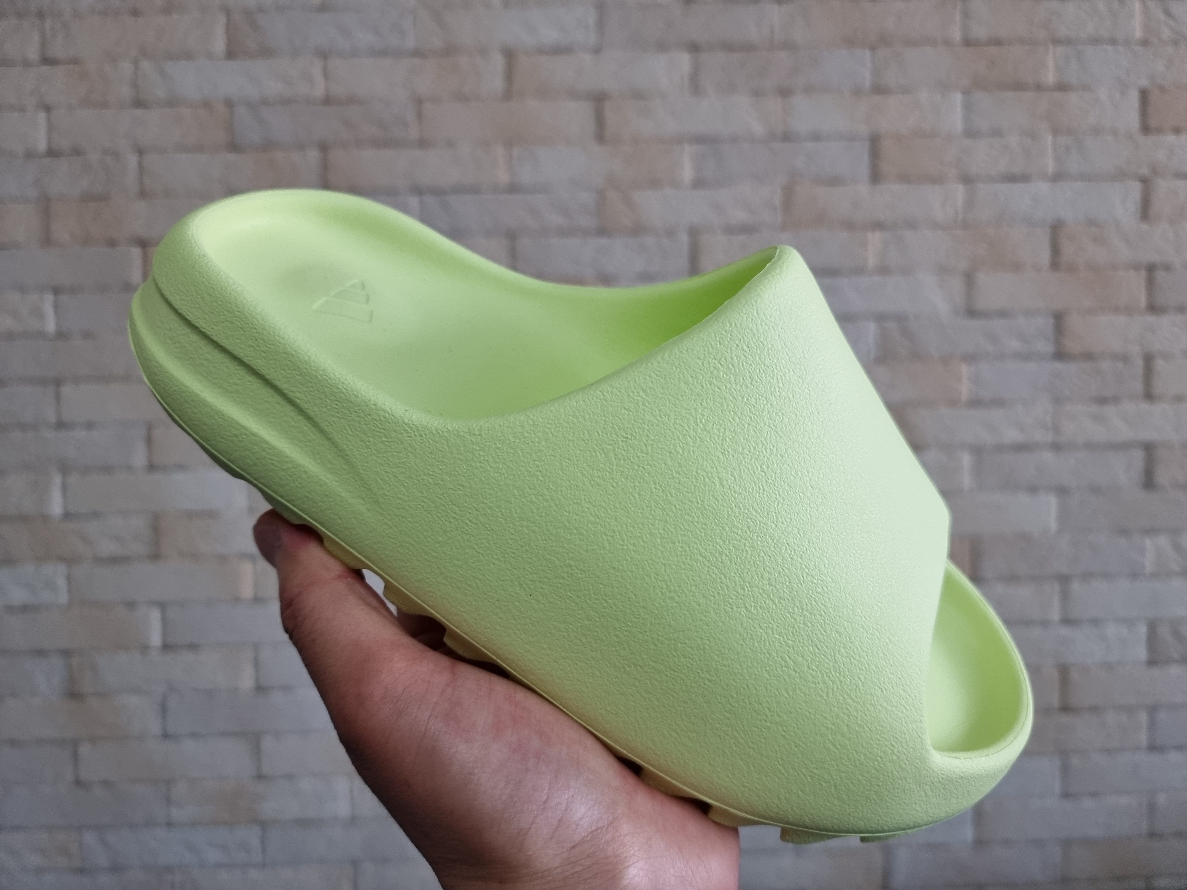Adidas Yeezy Slide Glow Green 2022/2023 착용 스타일 - 4