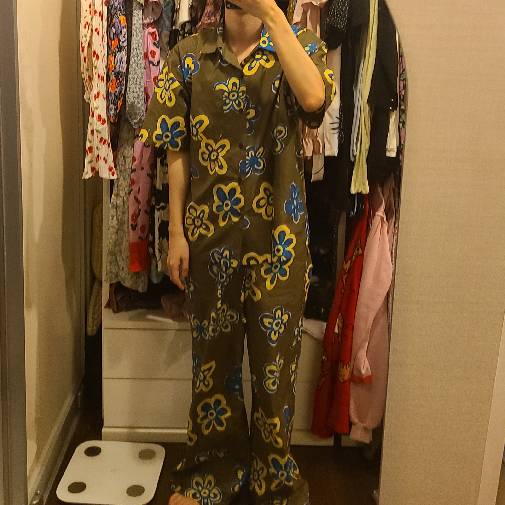 Uniqlo x Marni Oversized Open Collar Shirt Olive, Uniqlo x Marni Relaxed Wide Fit Pants Flower Olive 착용 스타일
