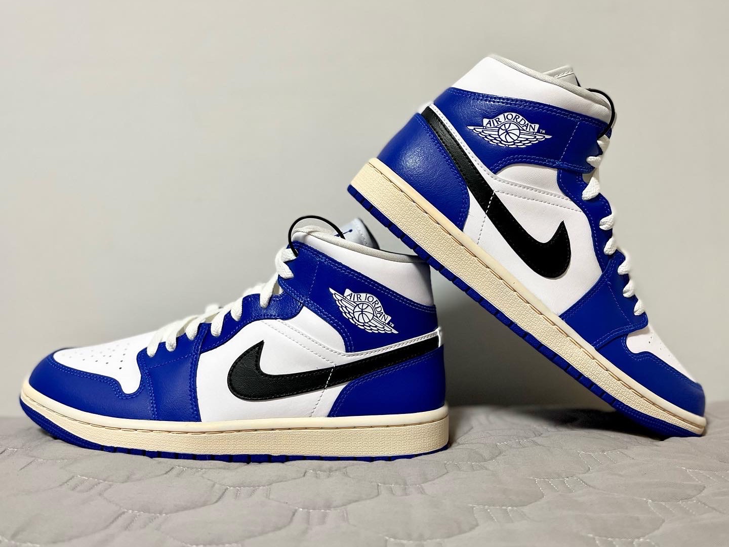(W) Jordan 1 Mid White Hyper Royal 착용 스타일 - 1