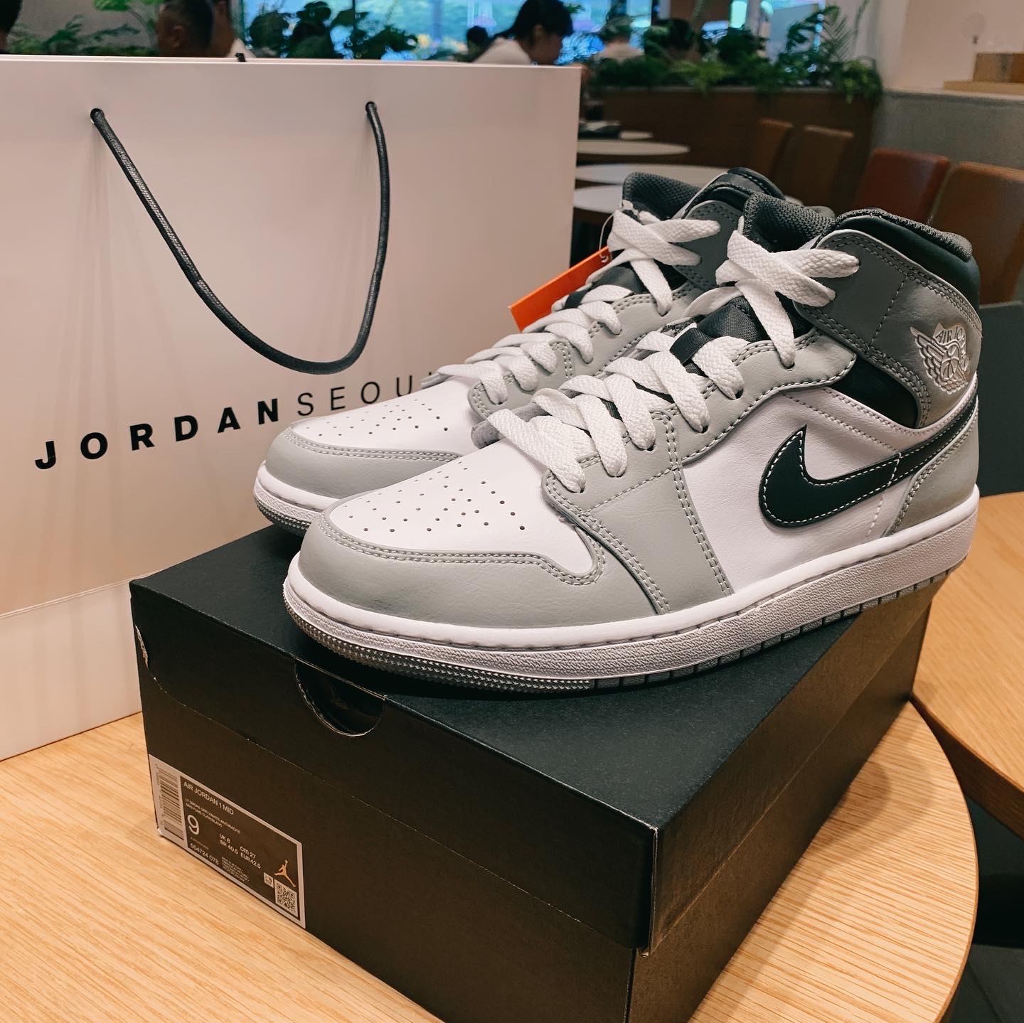 Jordan 1 Mid Light Smoke Grey Anthracite, Jordan 1 Mid Bred Banned 2020 착용 스타일 - 1