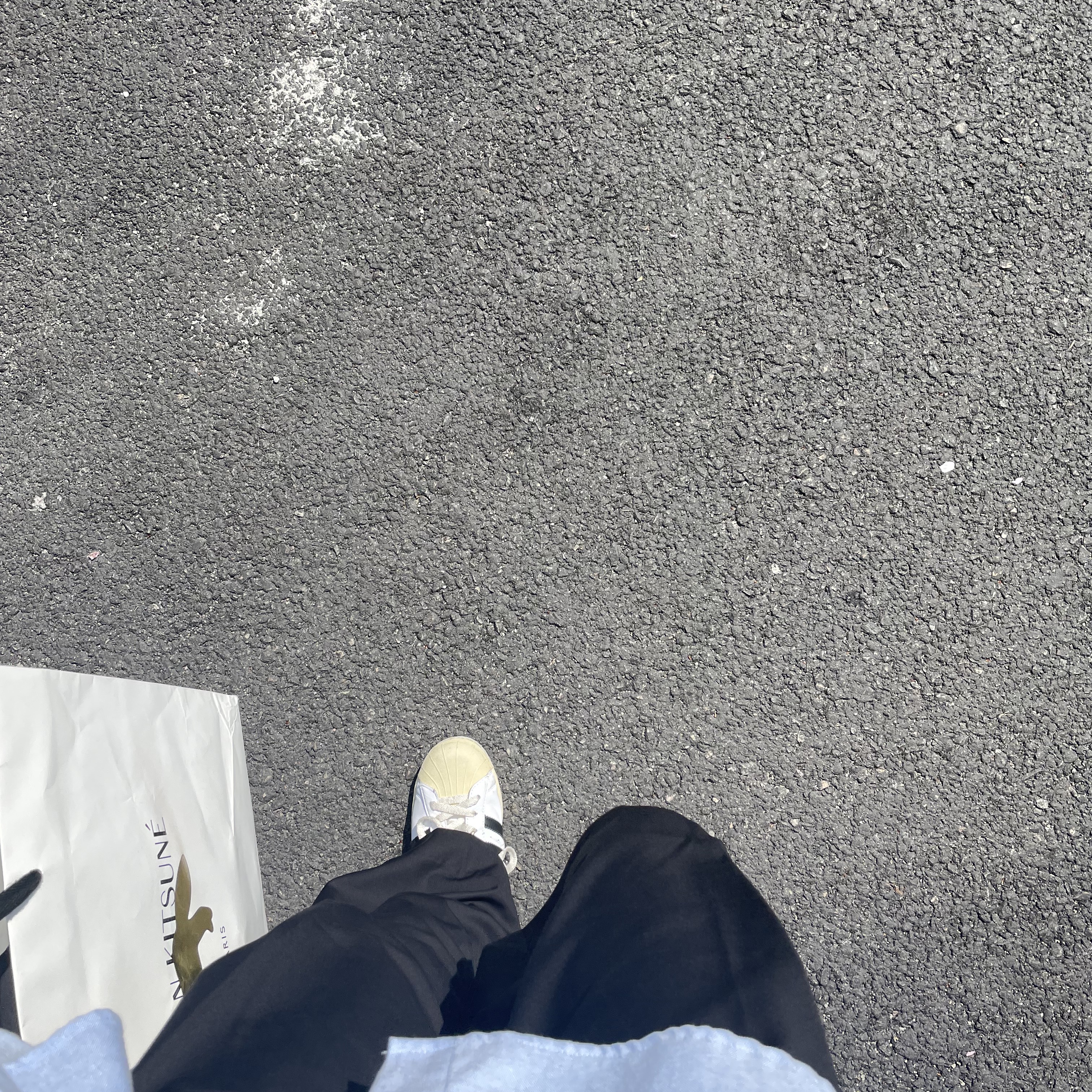 Stussy 8 Ball T-Shirt White - 22SS, Jordan 1 Low SE Chocolate Bliss 착용 스타일 - 3