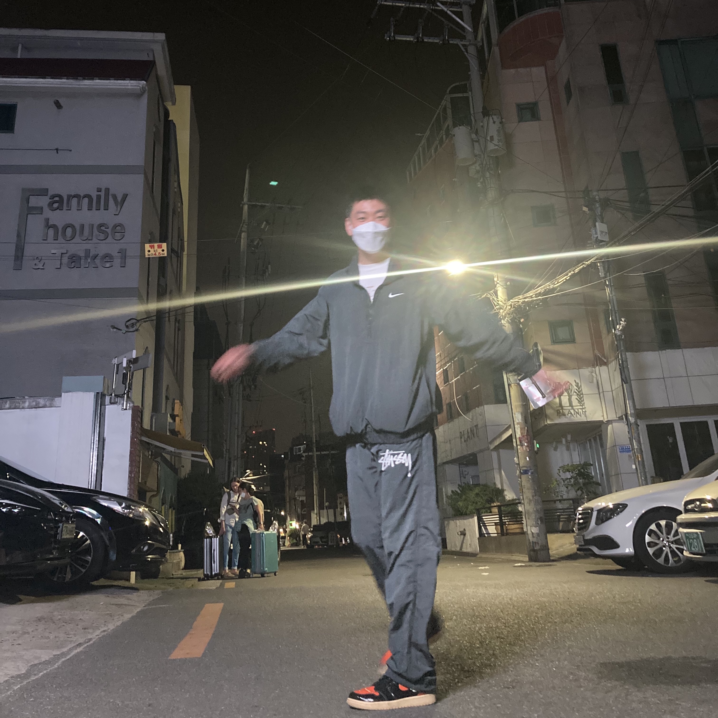 Nike x Stussy Windrunner Jacket Off Noir, Nike x Stussy Beach Pants Off Noir 착용 스타일