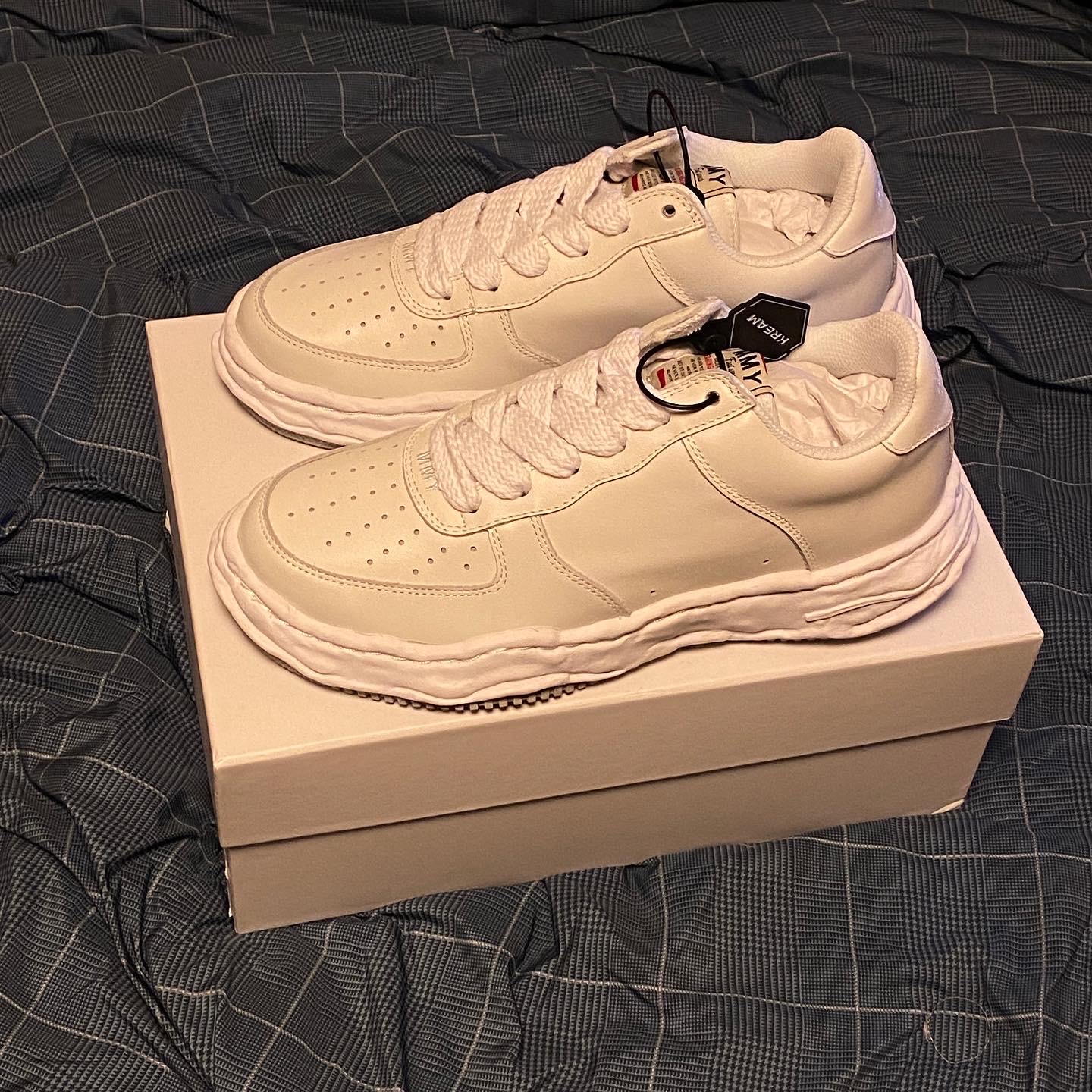 Maison Mihara Yasuhiro Wayne OG Sole Leather Low-top Sneakers White 착용 스타일 - 2