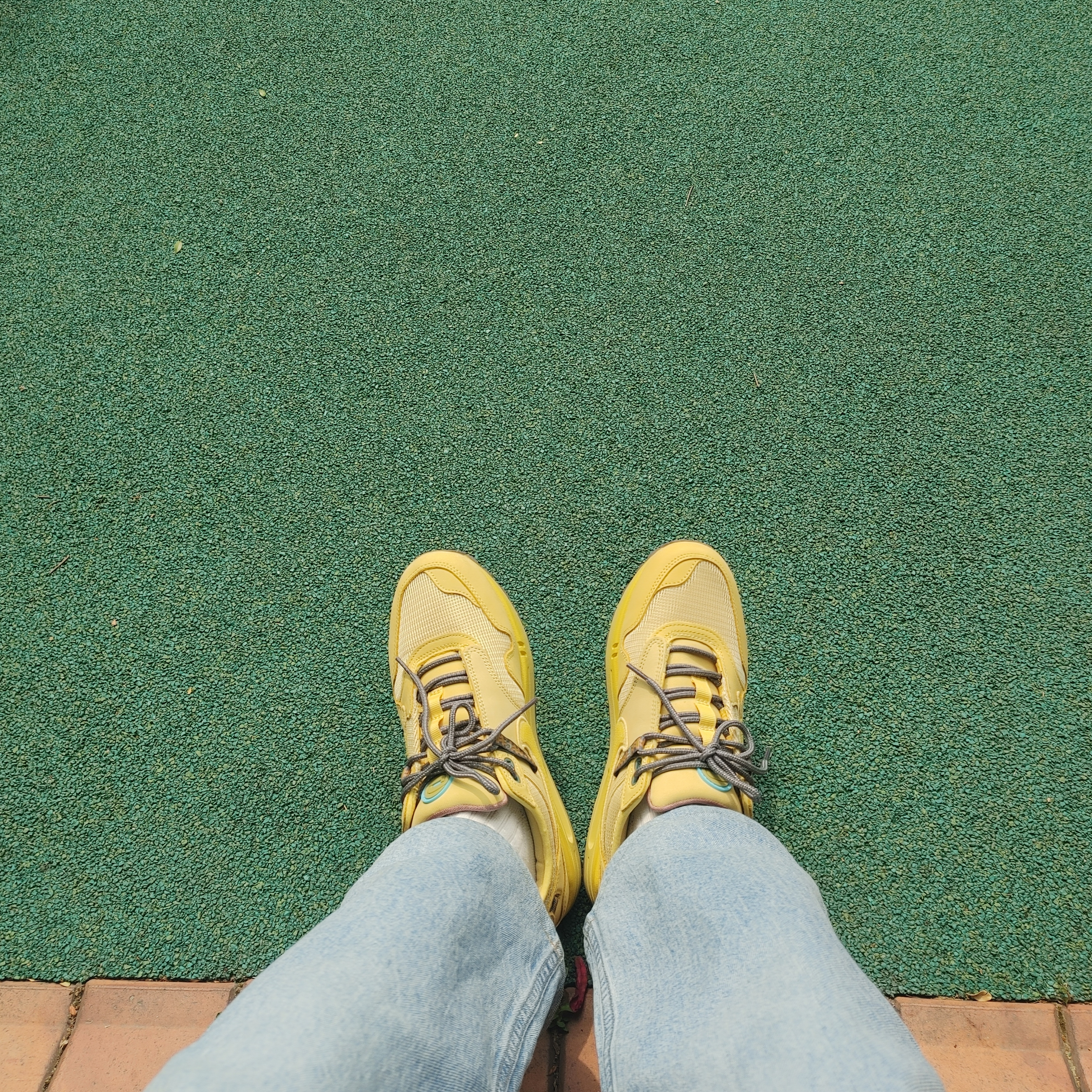 Nike x Travis Scott Air Max 1 Cact.us Gold 착용 스타일