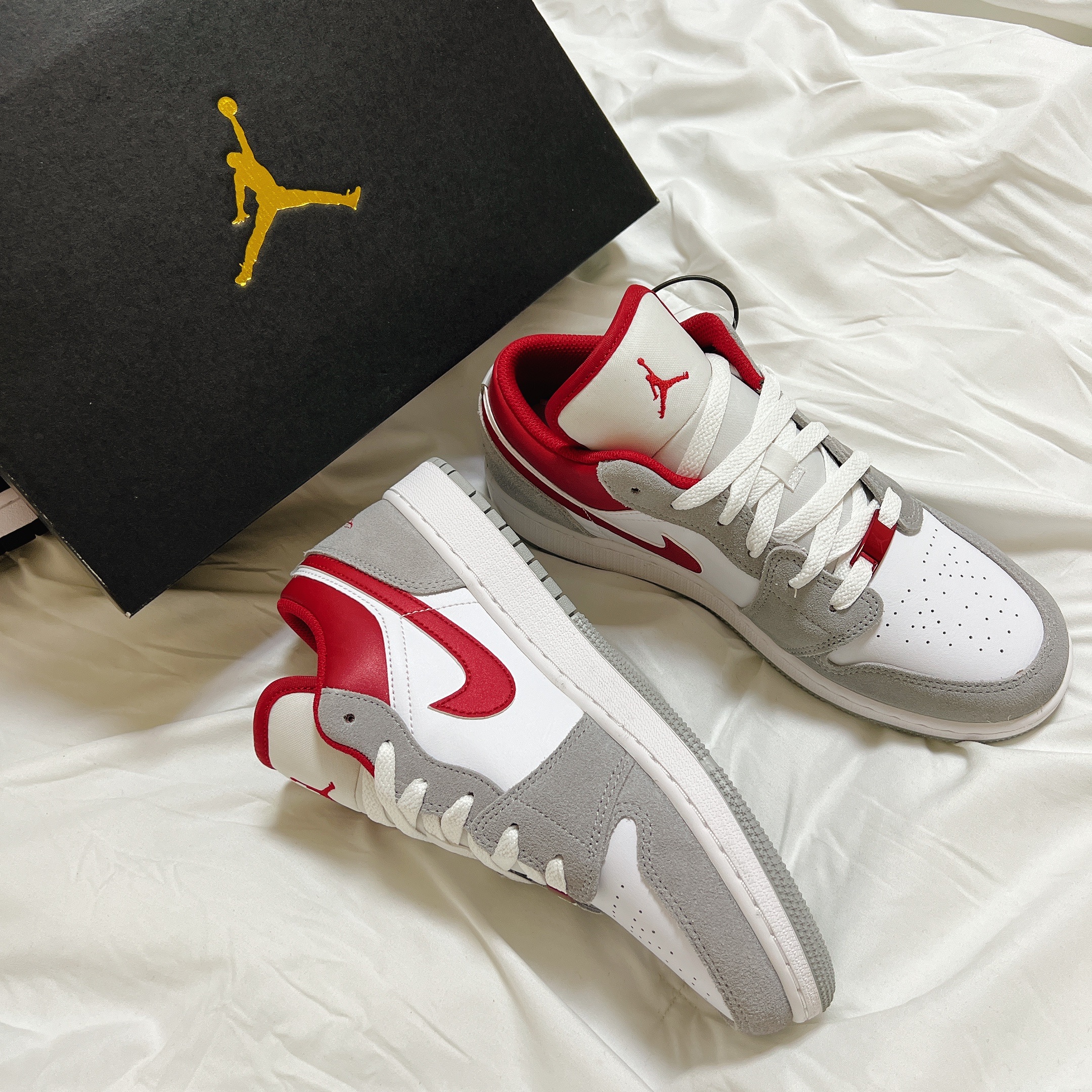 Jordan 1 Low SE Light Smoke Grey Gym Red 착용 스타일