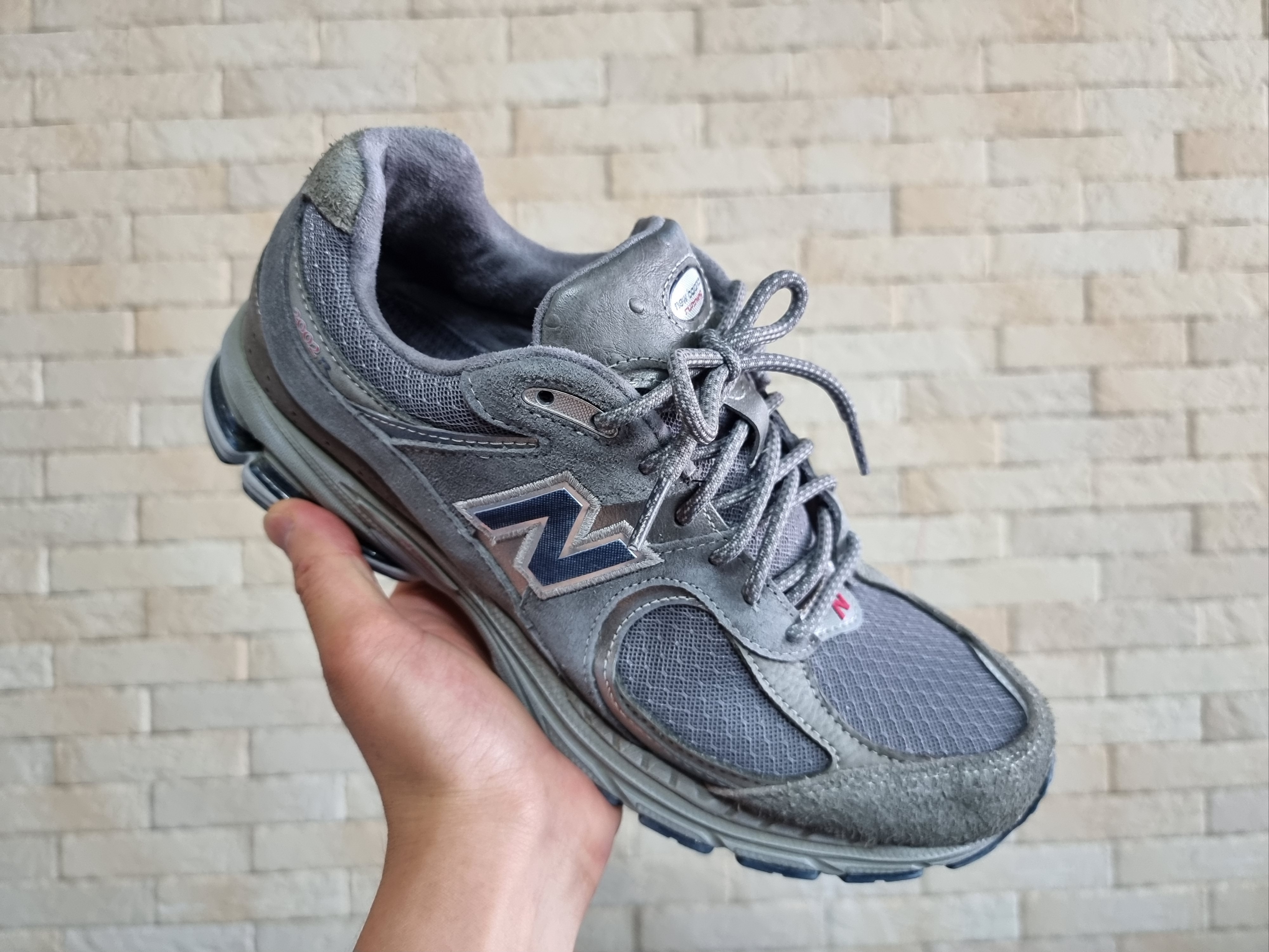 New Balance 2002R Premium Vintage Grey 착용 스타일 - 4