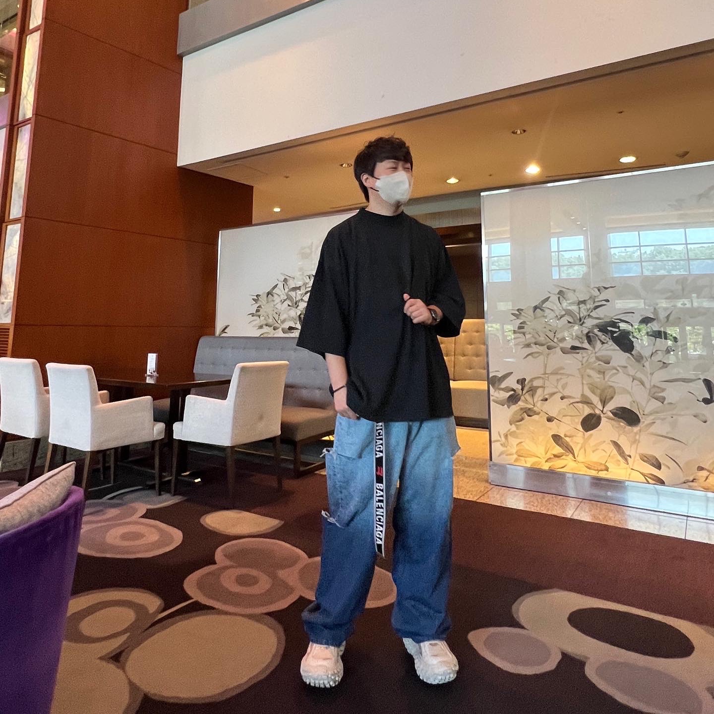 Yeezy Gap Engineered By Balenciaga Dove 3/4 Sleeve T-Shirt Washed Black, Balenciaga Defender Sneakers Beige 착용 스타일