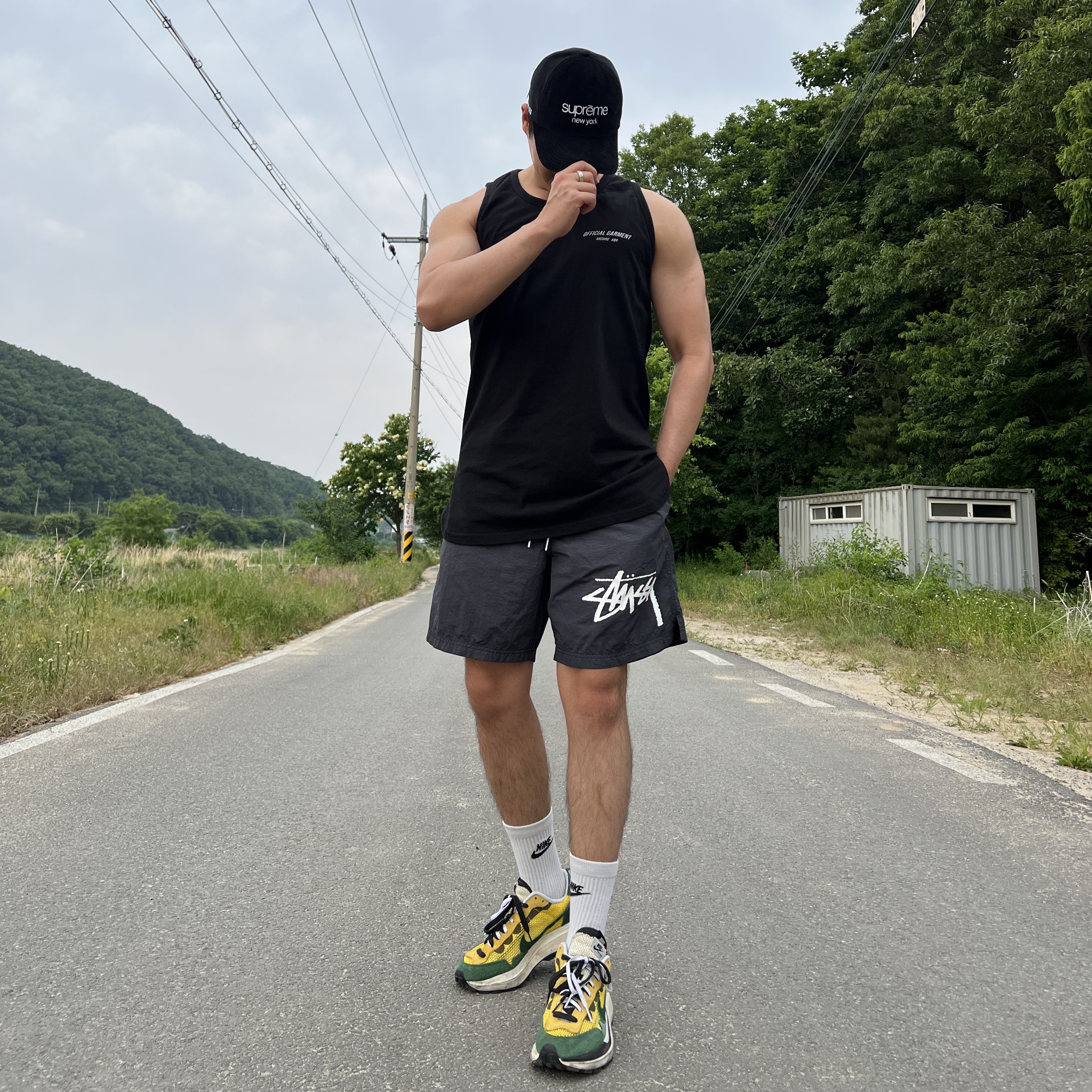 Nike x Sacai VaporWaffle Tour Yellow & Gorge Green Sail, Nike x Stussy Water Shorts Off Noir 착용 스타일