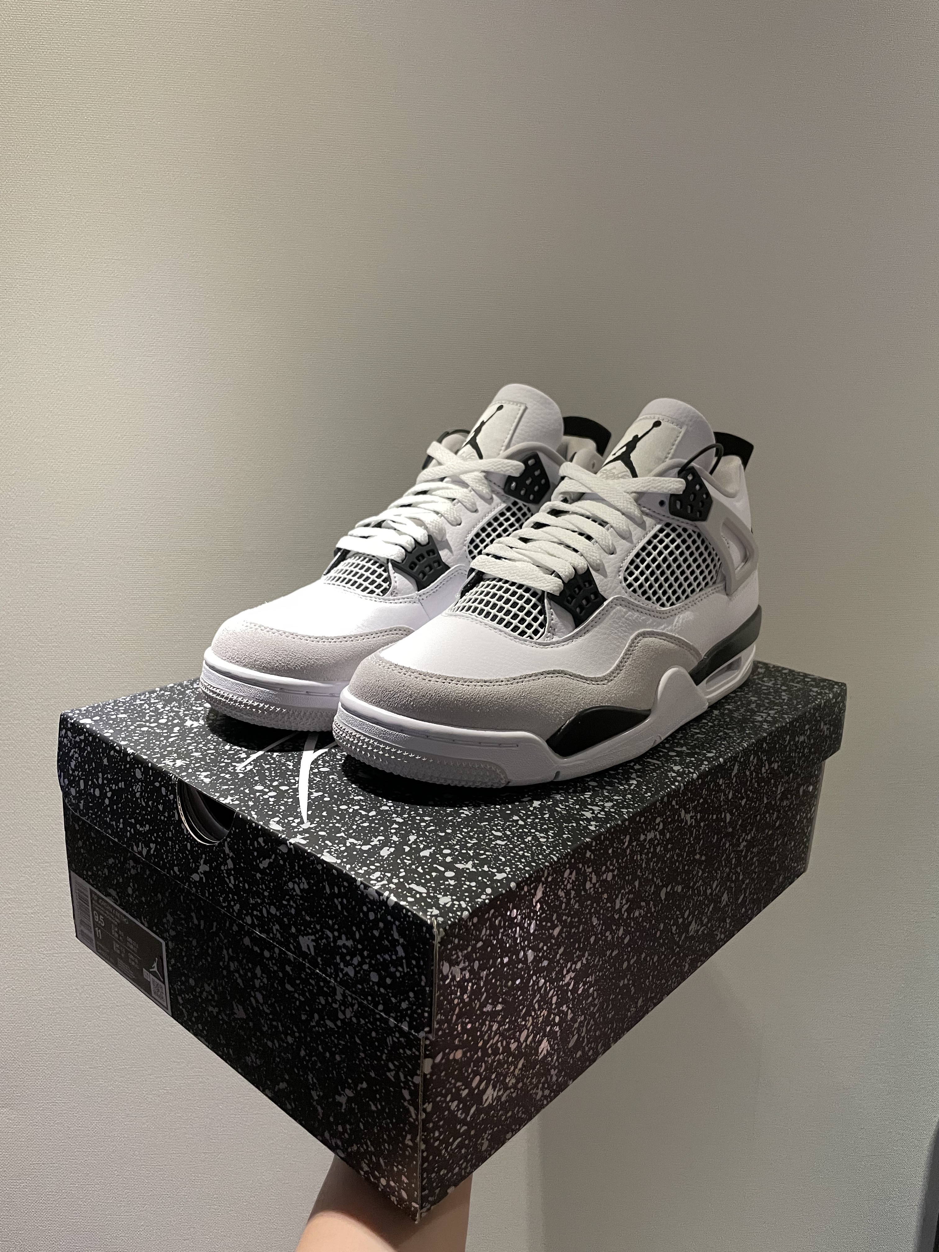 Jordan 4 Retro White and Black 착용 스타일 - 2