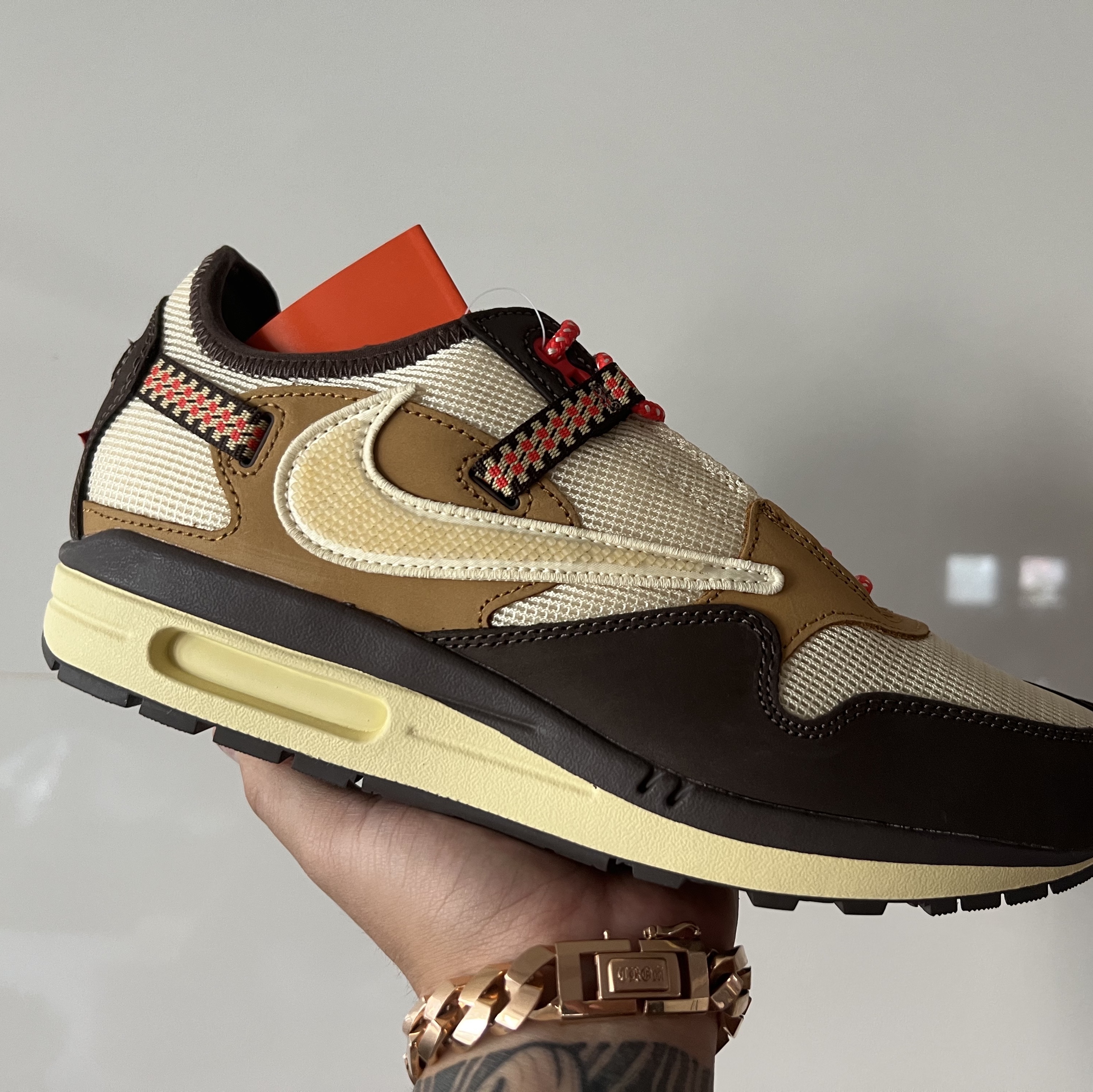 Nike x Travis Scott Air Max 1 Cact.us Brown 착용 스타일