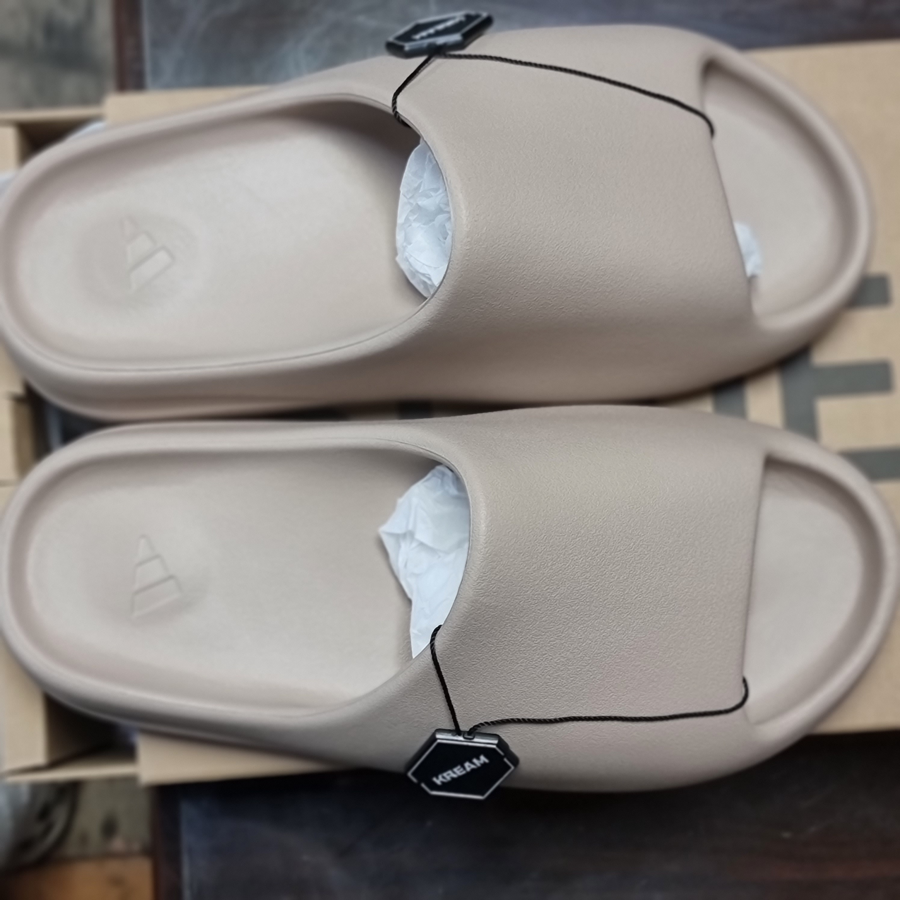 Adidas Yeezy Slide Pure - Re-Release Ver. 착용 스타일 - 3
