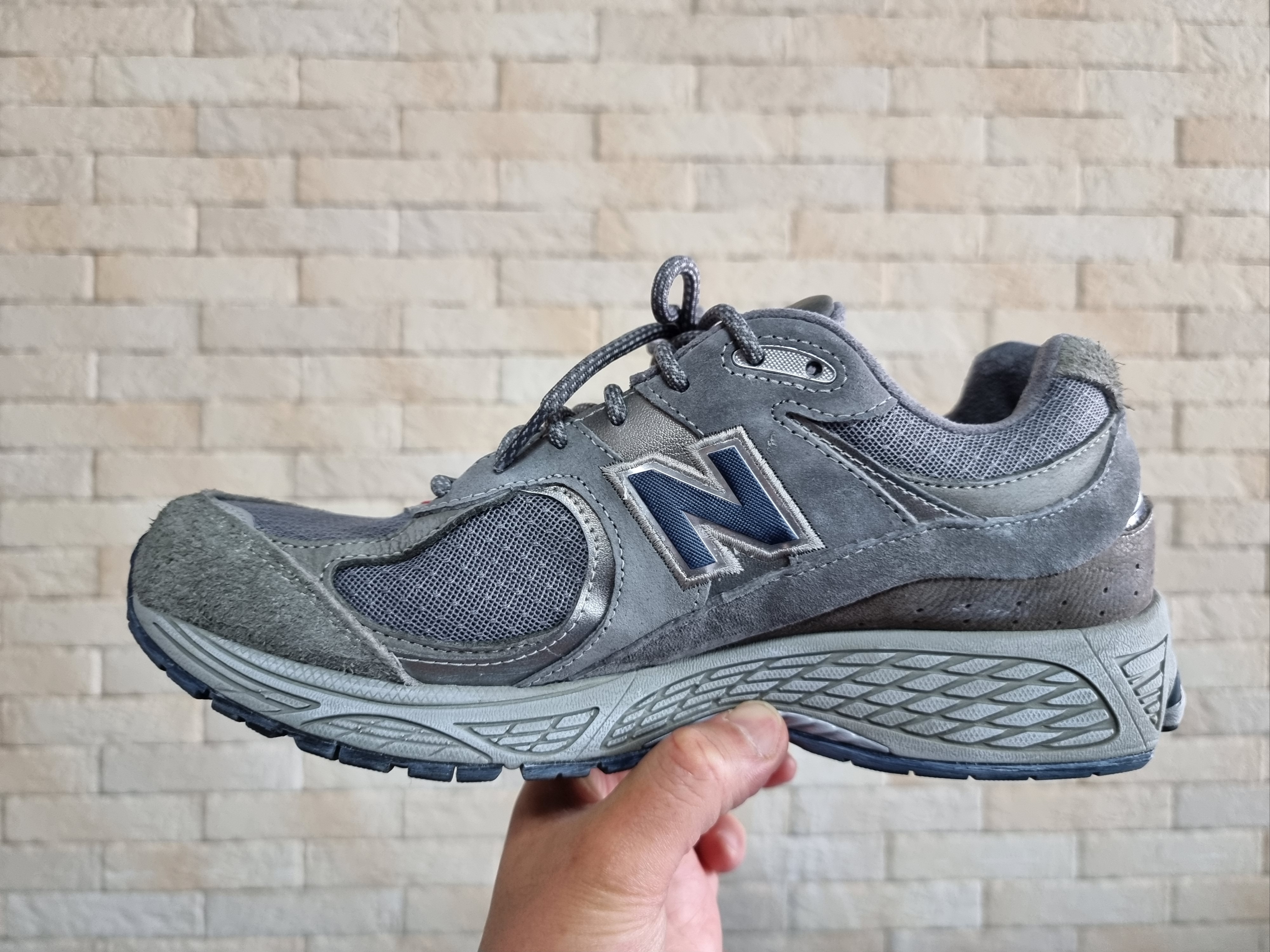 New Balance 2002R Premium Vintage Grey 착용 스타일 - 3