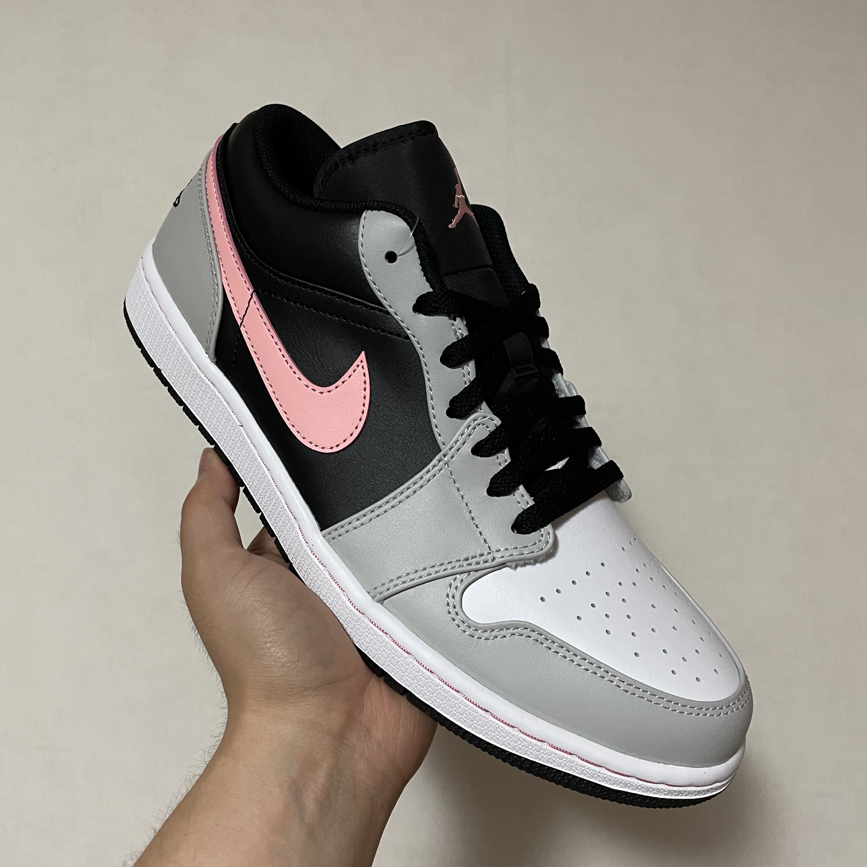 Jordan 1 Low Grey Fog Black Bleached Coral 착용 스타일