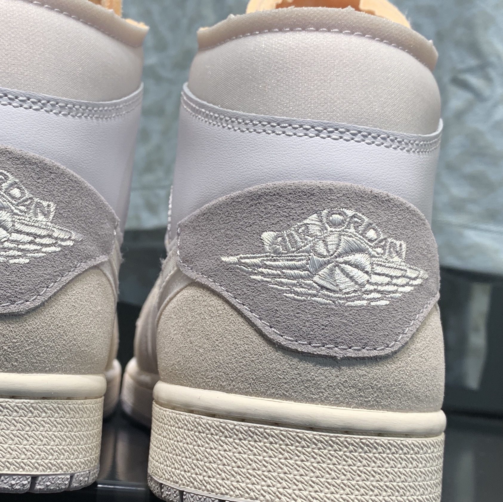 Jordan 1 Mid SE Craft White and Phantom 착용 스타일 - 2