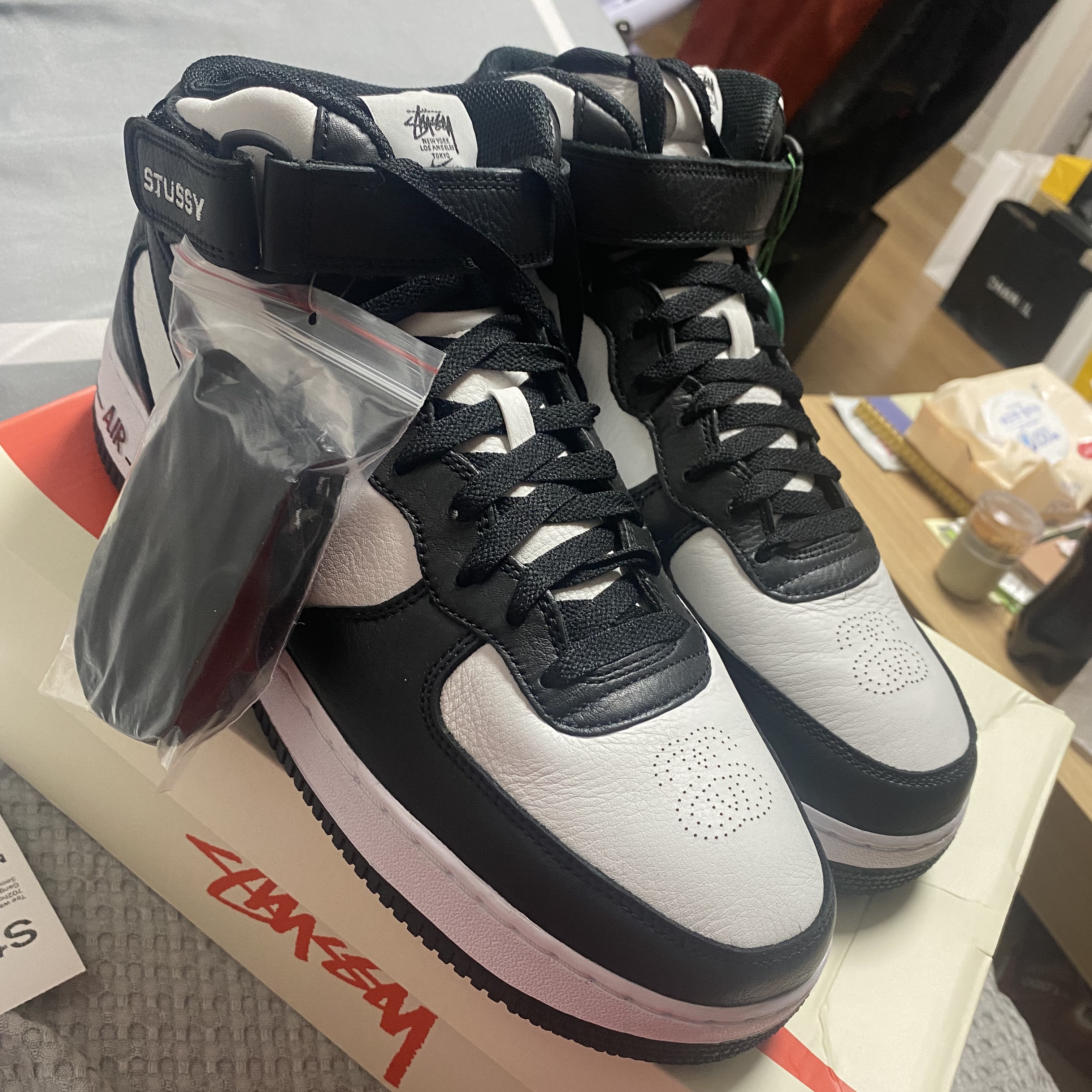 Nike x Stussy Air Force 1 '07 Mid SP Black and Light Bone 착용 스타일
