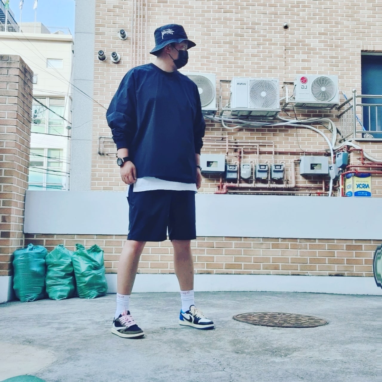 Nike x Stussy Bucket Hat Black, Jordan 1 x Travis Scott x Fragment Retro Low OG SP Military Blue 착용 스타일