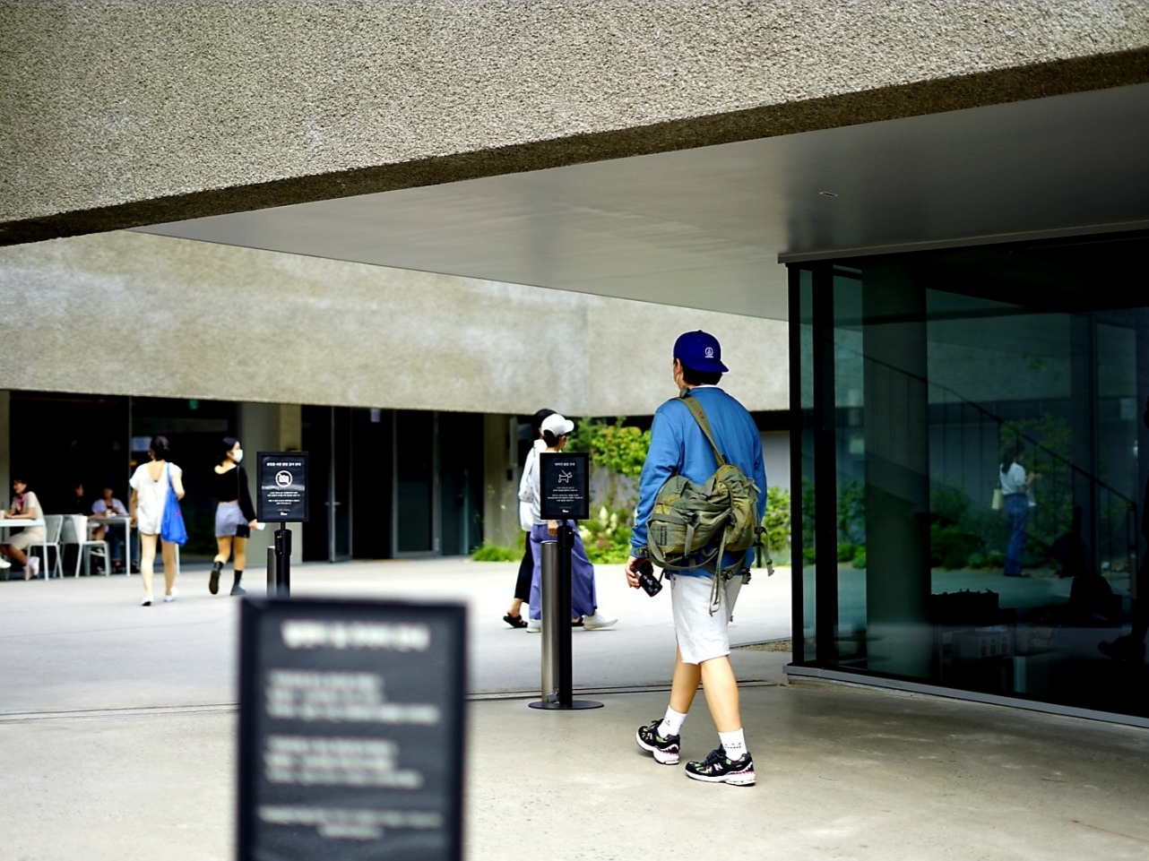 The North Face x Kaws L/S T-Shirt Mallard Blue, New Balance x BAPE 2002R Black Camo (Special Box) 착용 스타일