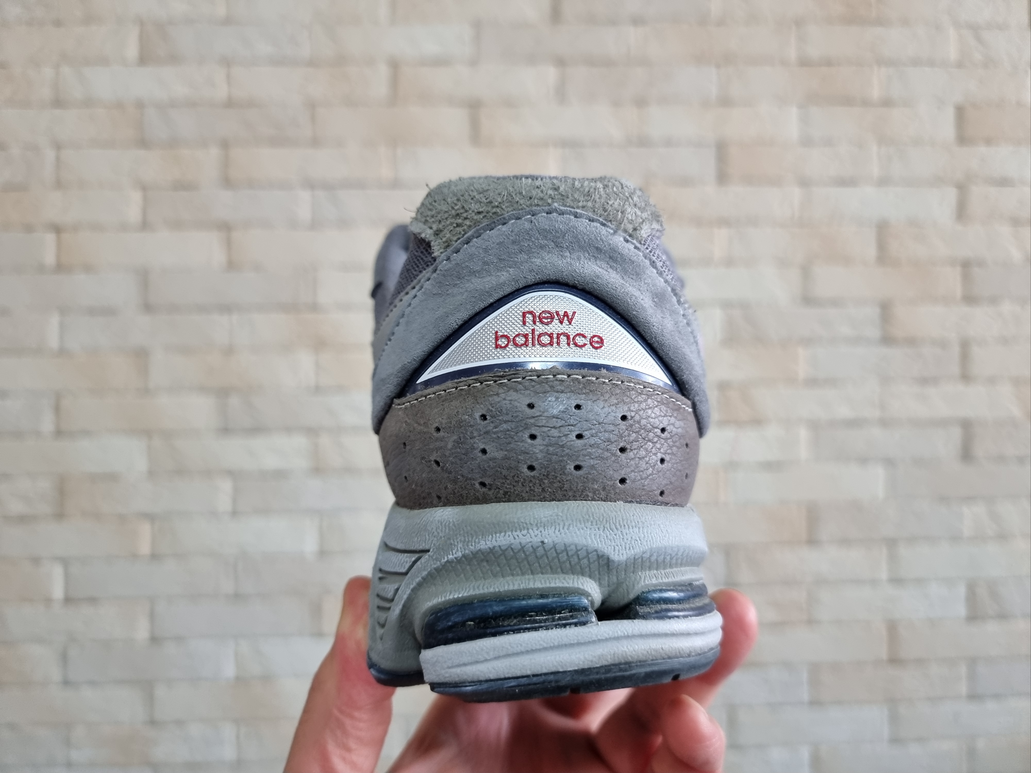 New Balance 2002R Premium Vintage Grey 착용 스타일 - 5