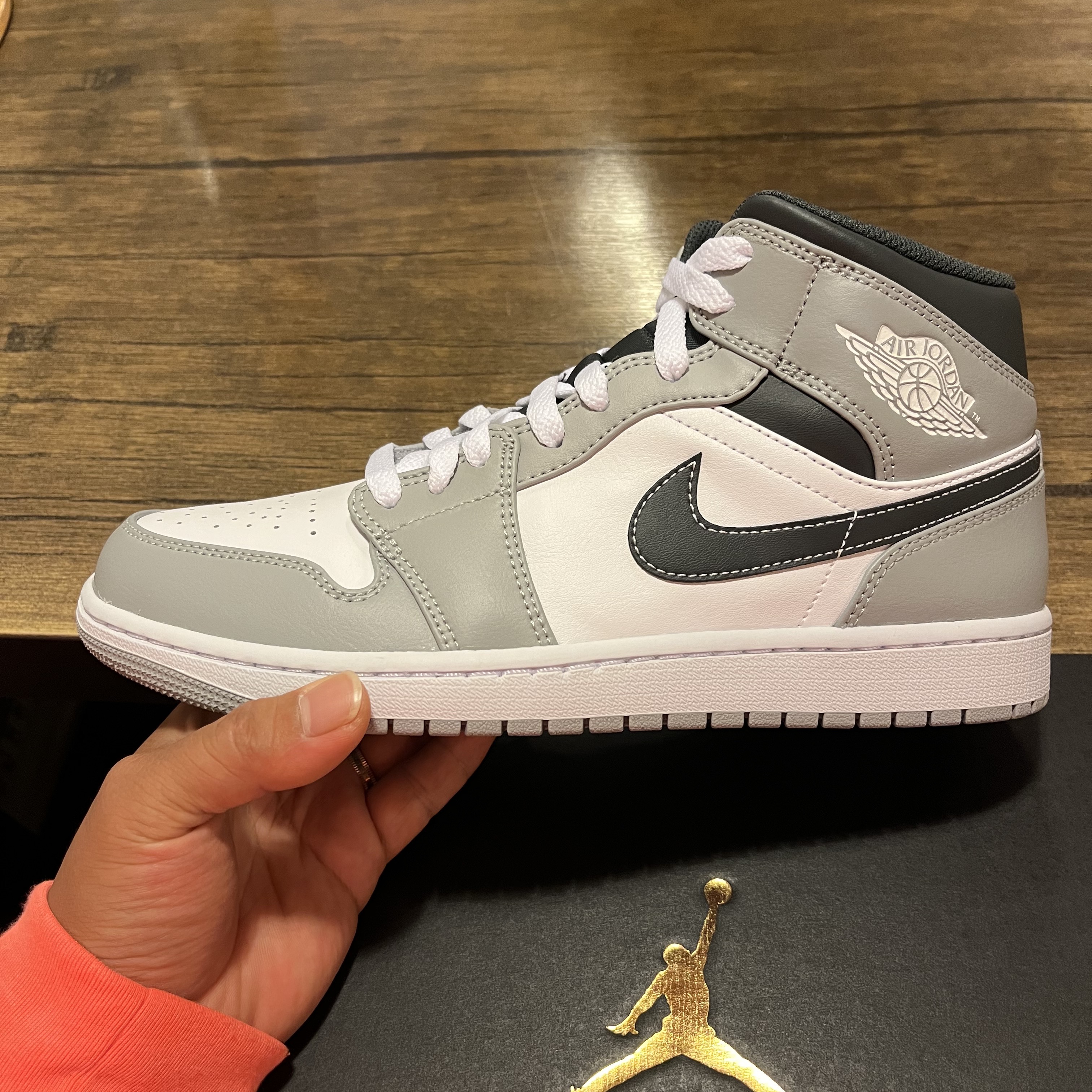 Jordan 1 Mid Light Smoke Grey Anthracite 착용 스타일 - 2